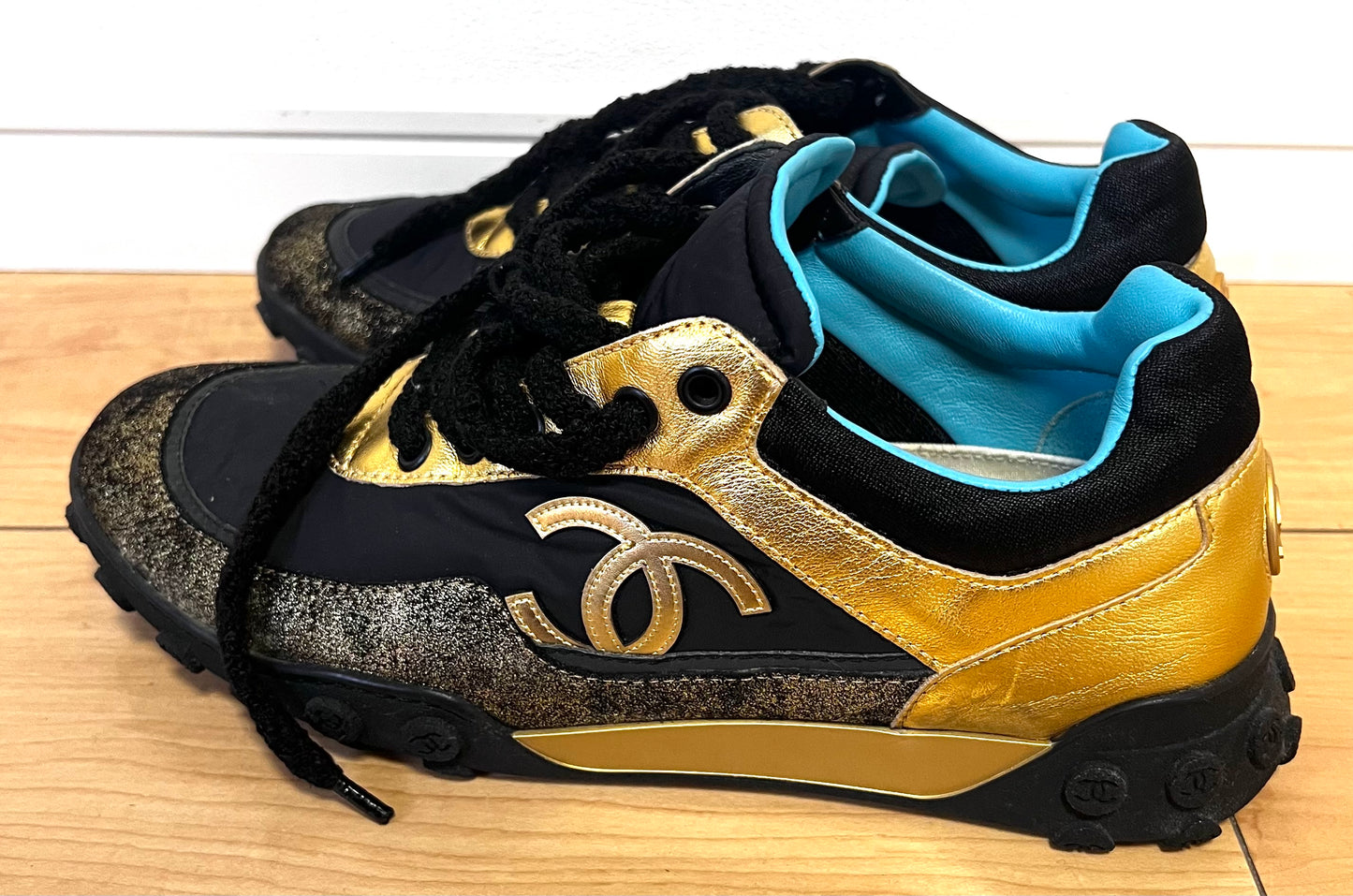 Chanel Low Top Cc Logo Black/Gold Sneakers Size39Eu /24CM (🇵🇭P18,920)