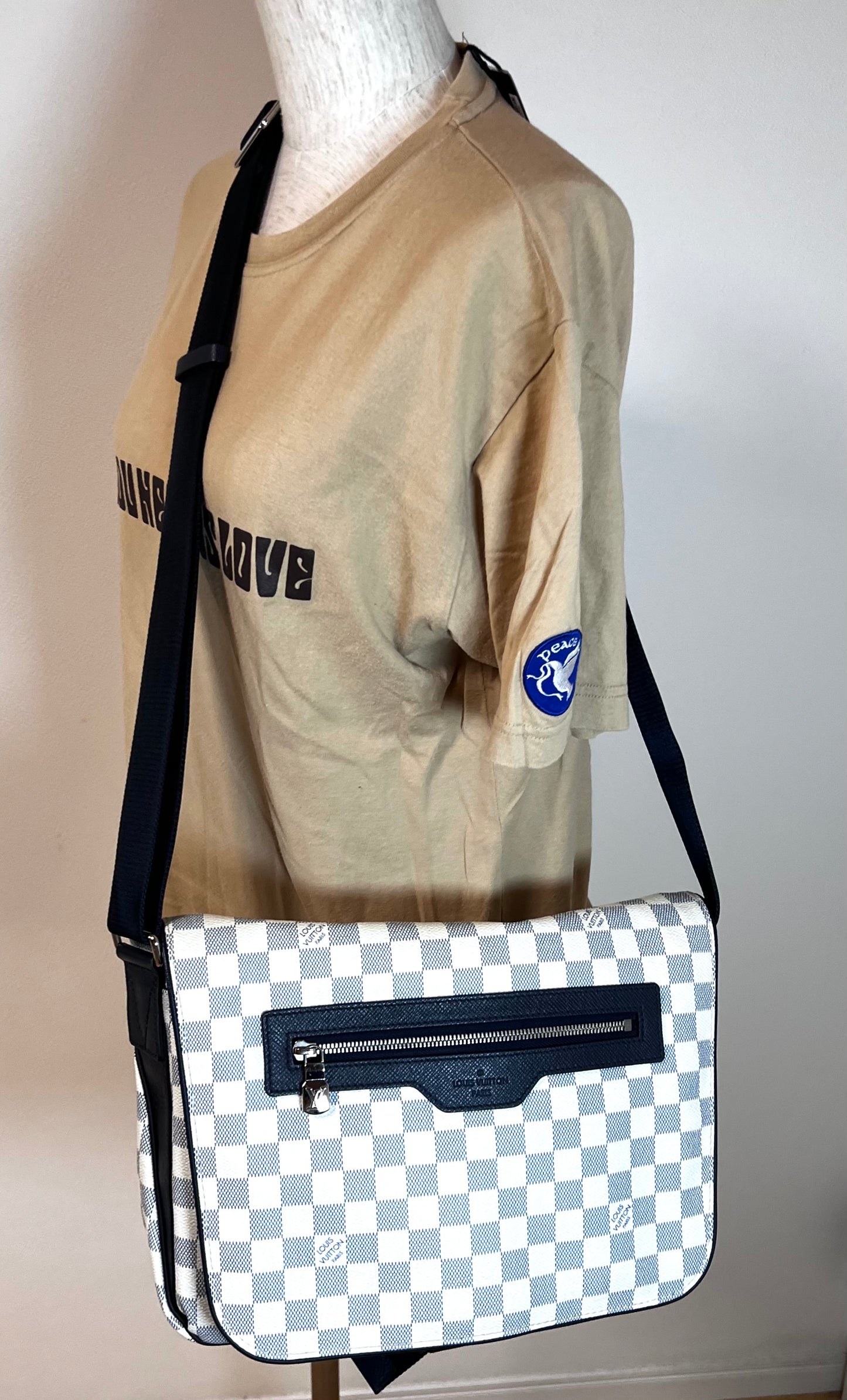 Louis Vuitton Azur Match Point Messenger Crossbody Bag     (🇵🇭P59,340)