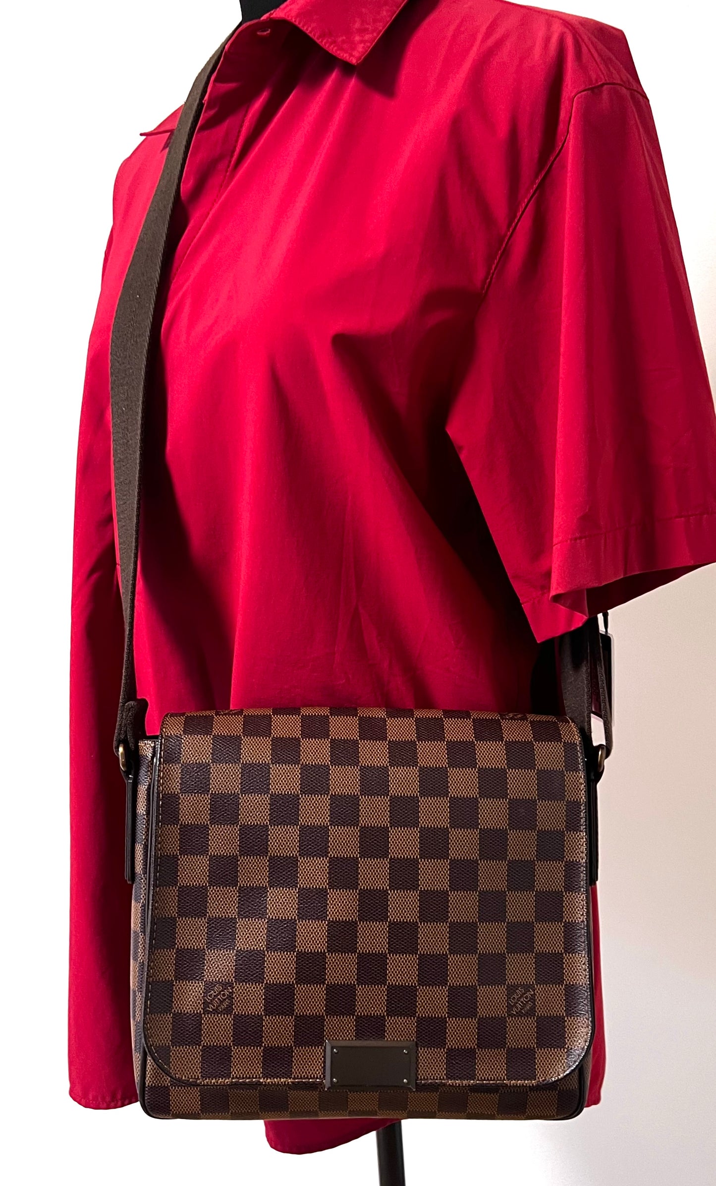 Louis Vuitton District Damier Ebene Pm size Crossbody Bag                      (🇵🇭P55,040)