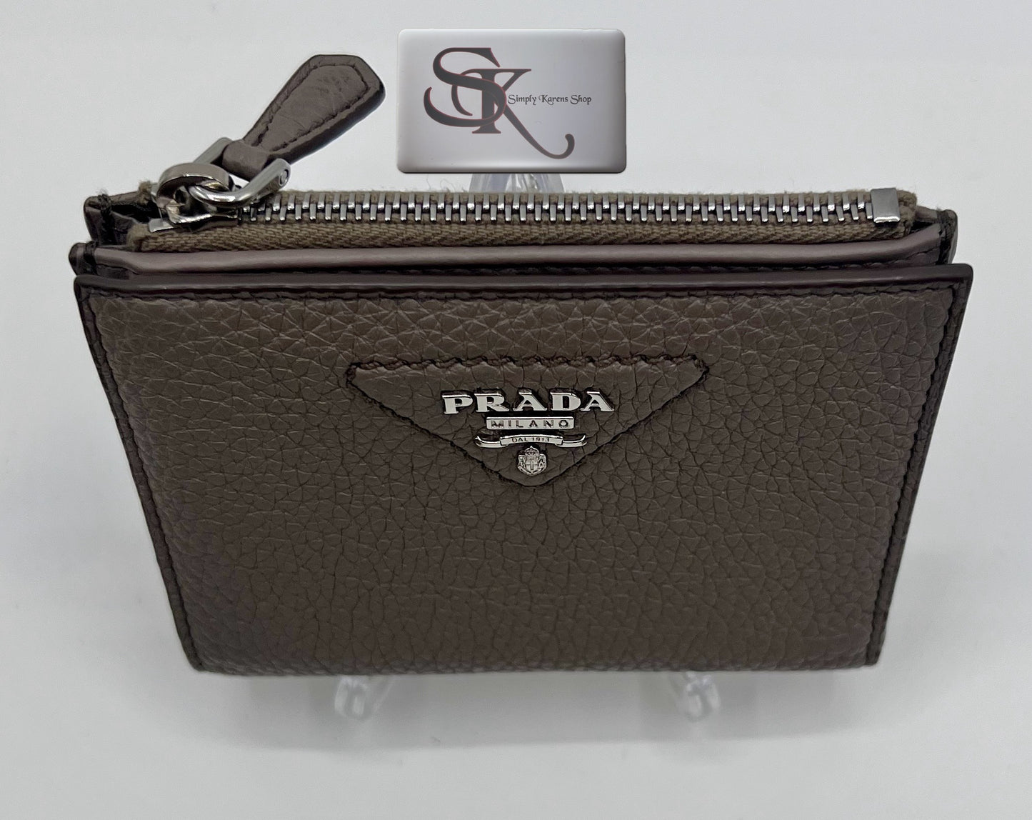 PRADA VITELLO DAINO BIFOLD COMPACT WALLET     🇵🇭P12,800🇵🇭