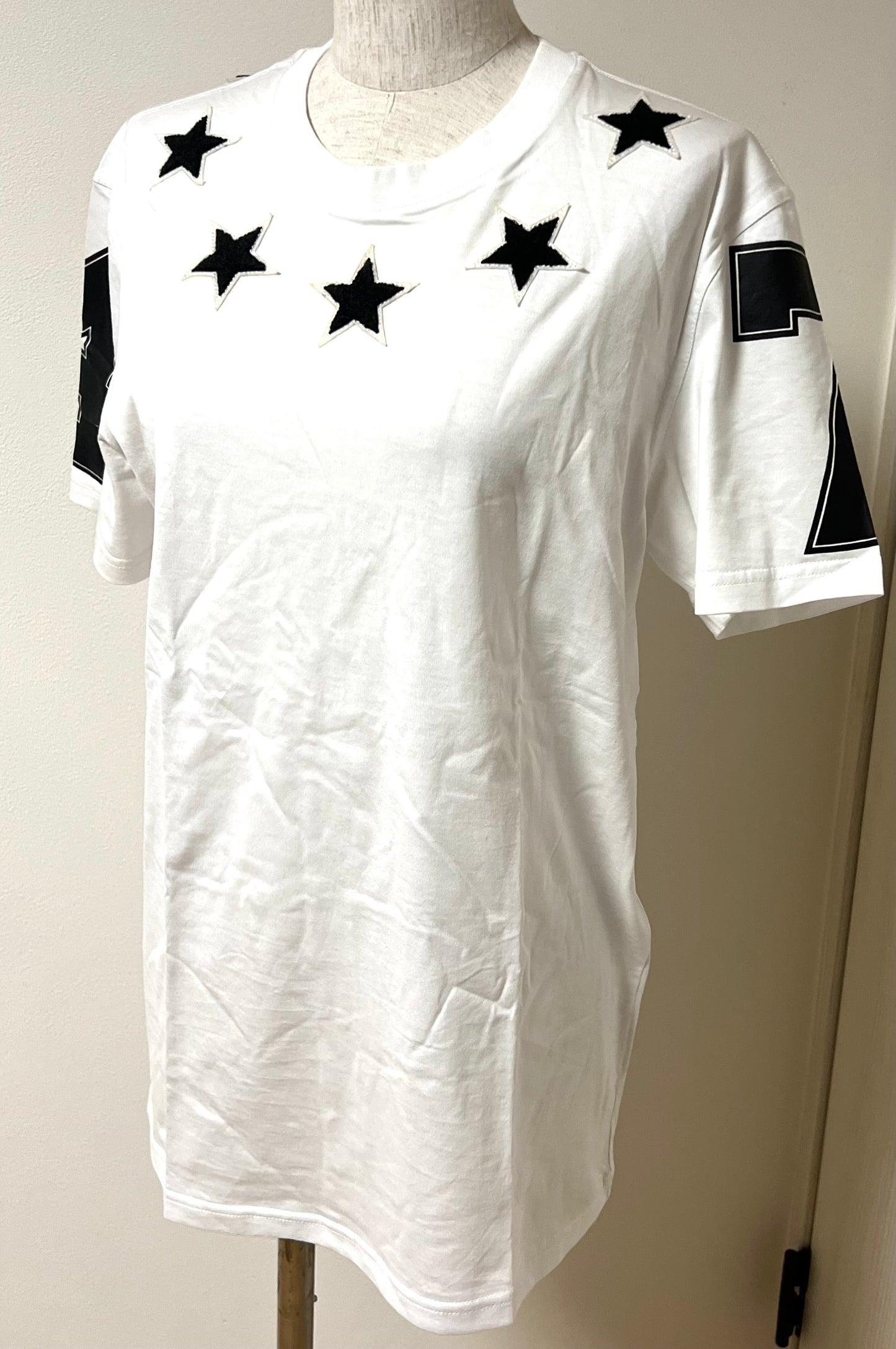 Givenchy White Tshirt with Star Motif M size Ladies (🇵🇭P6,880)