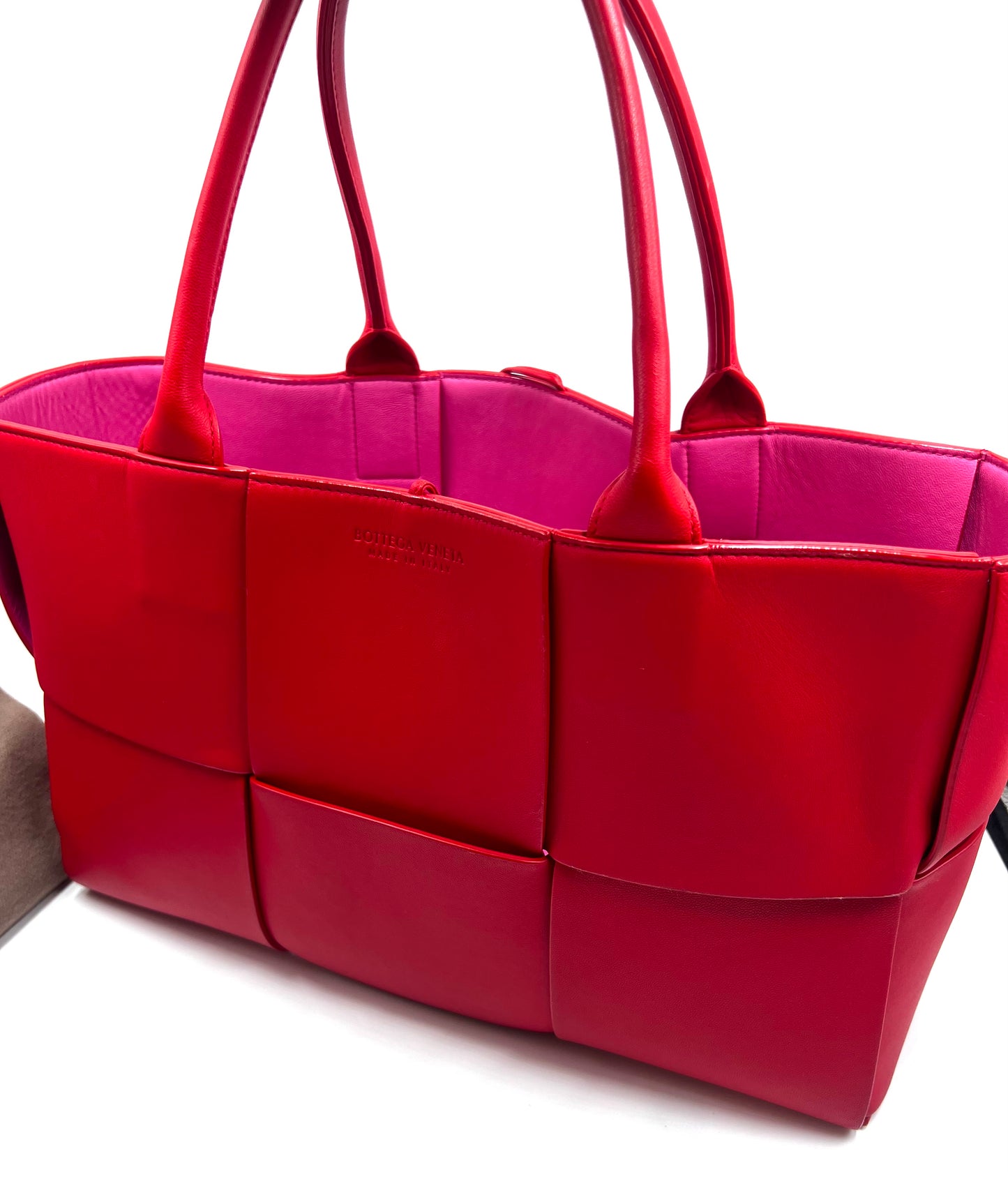 Bottega Veneta Arco Intercciato Leather Tote Bag with Pouch MM size                (🇵🇭P76,550)