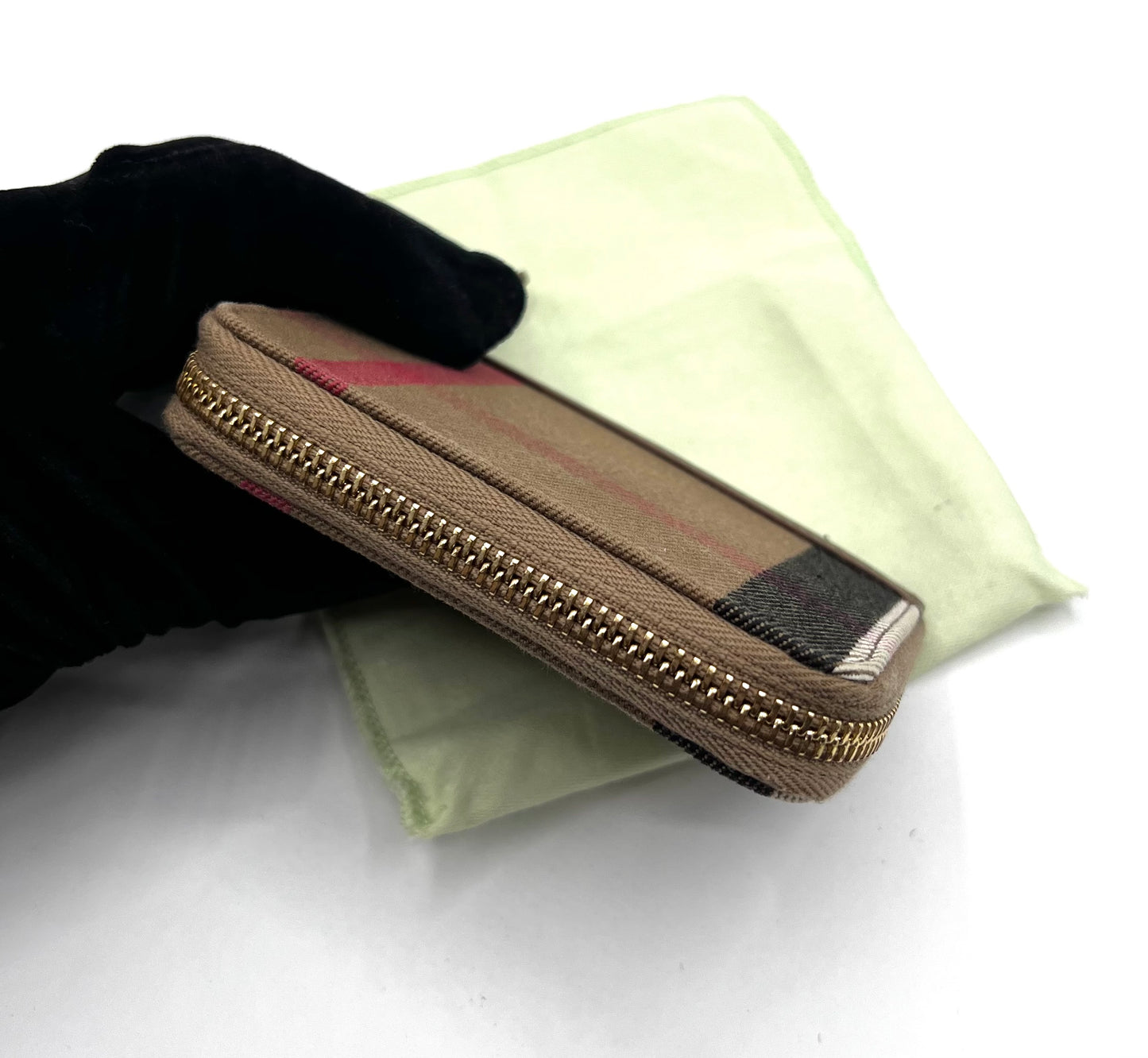 Burberry Canvas Leather Zip Around Card case  (🇵🇭P10,320)