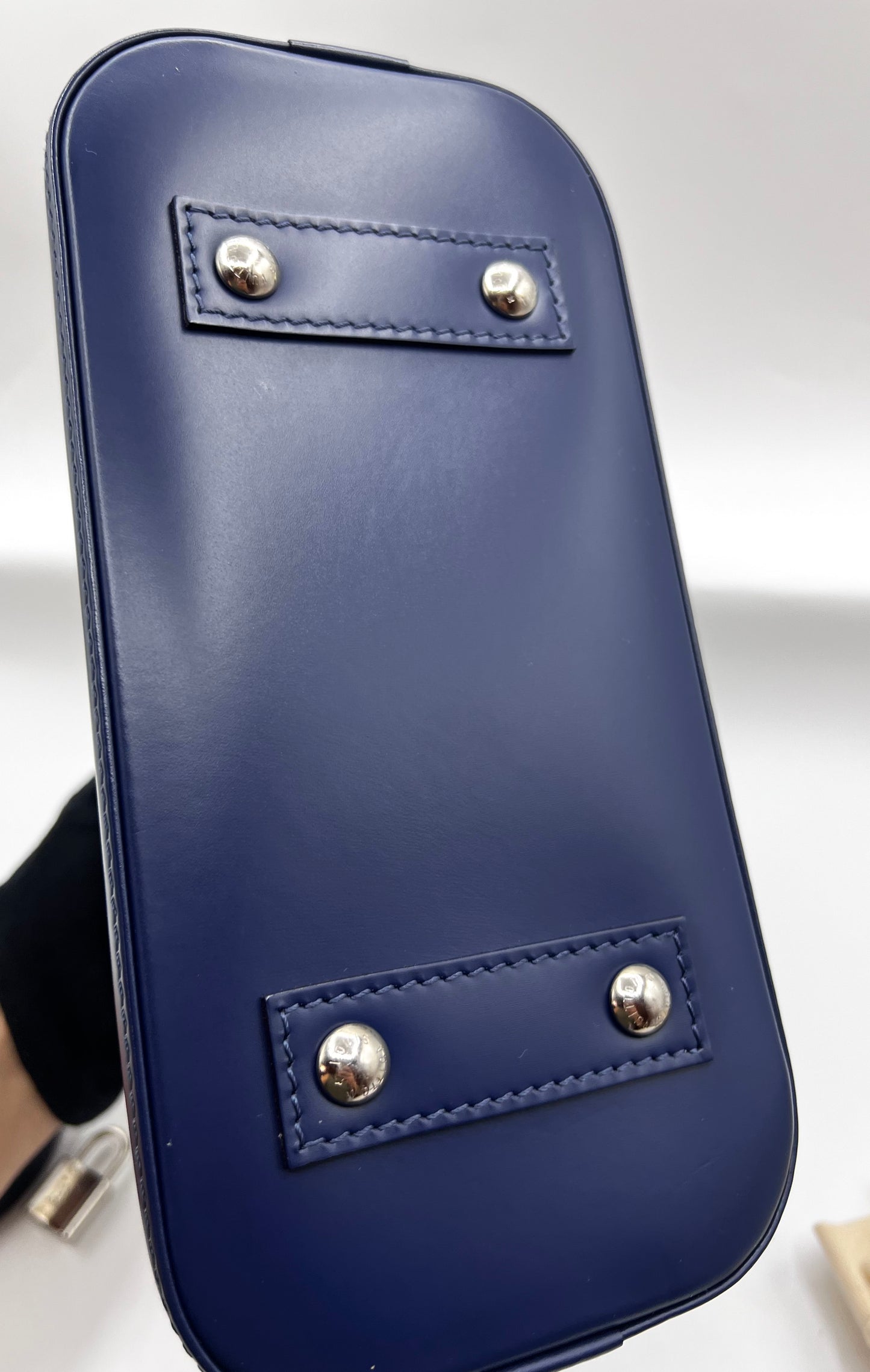 Louis Vuitton Epi  Navy Blue Alma BB 2 way bag                  (🇵🇭P68,800)