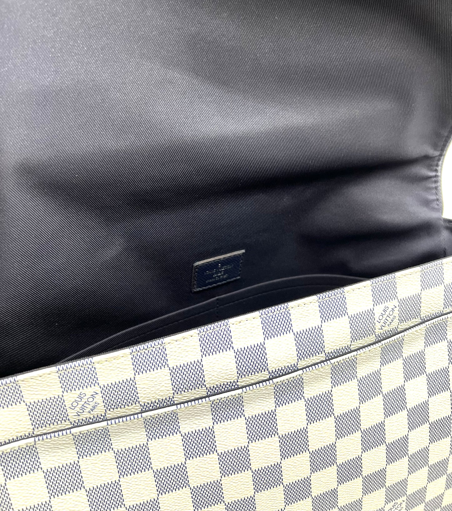 Louis Vuitton Azur Match Point Messenger Crossbody Bag     (🇵🇭P59,340)