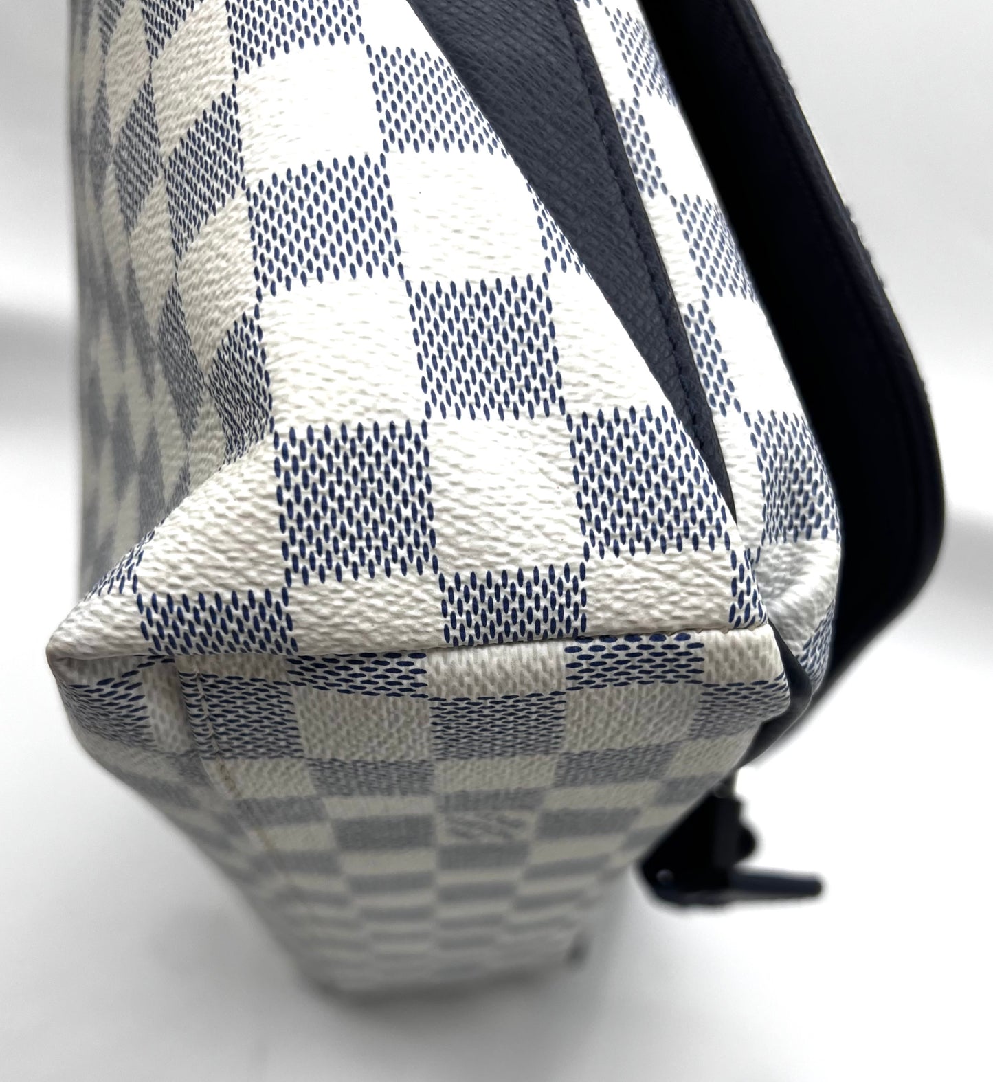 Louis Vuitton Azur Match Point Messenger Crossbody Bag     (🇵🇭P59,340)