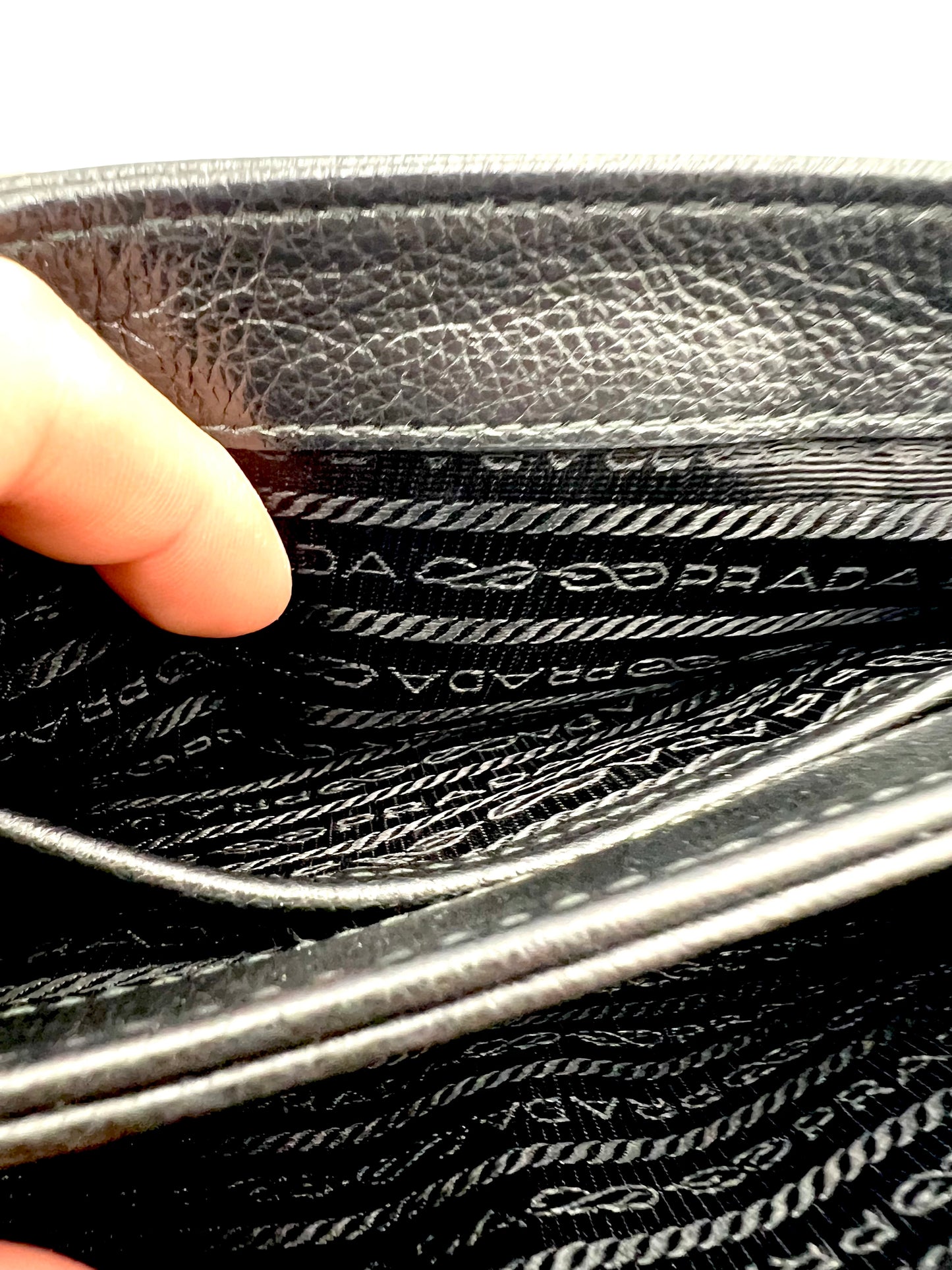 Prada Vitello phenix Flap Black Chain Cross Body Bag             (🇵🇭P59,340)