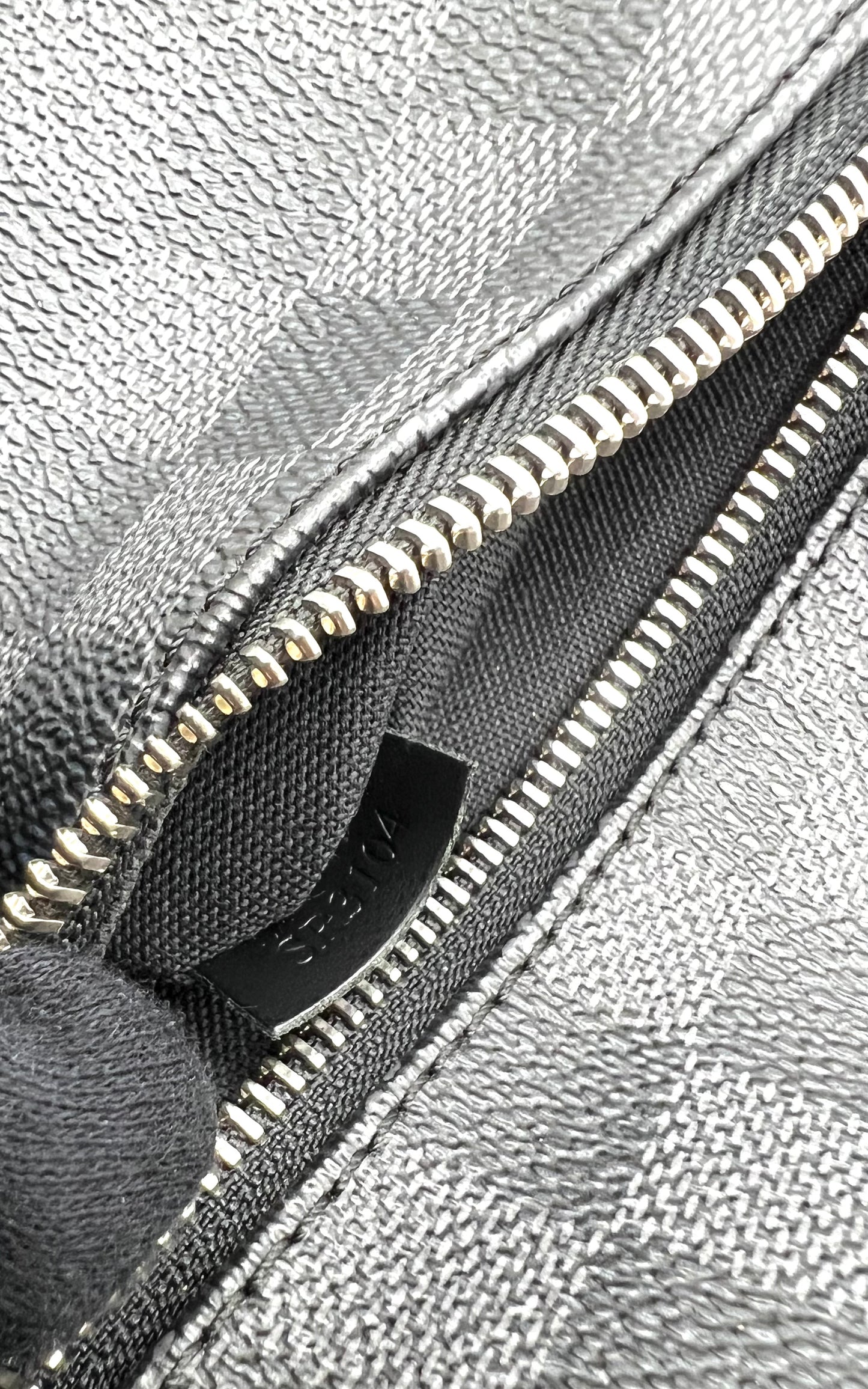 Louis Vuitton mick Graphite Mm Size Cross Body Bag       (🇵🇭P59,340)
