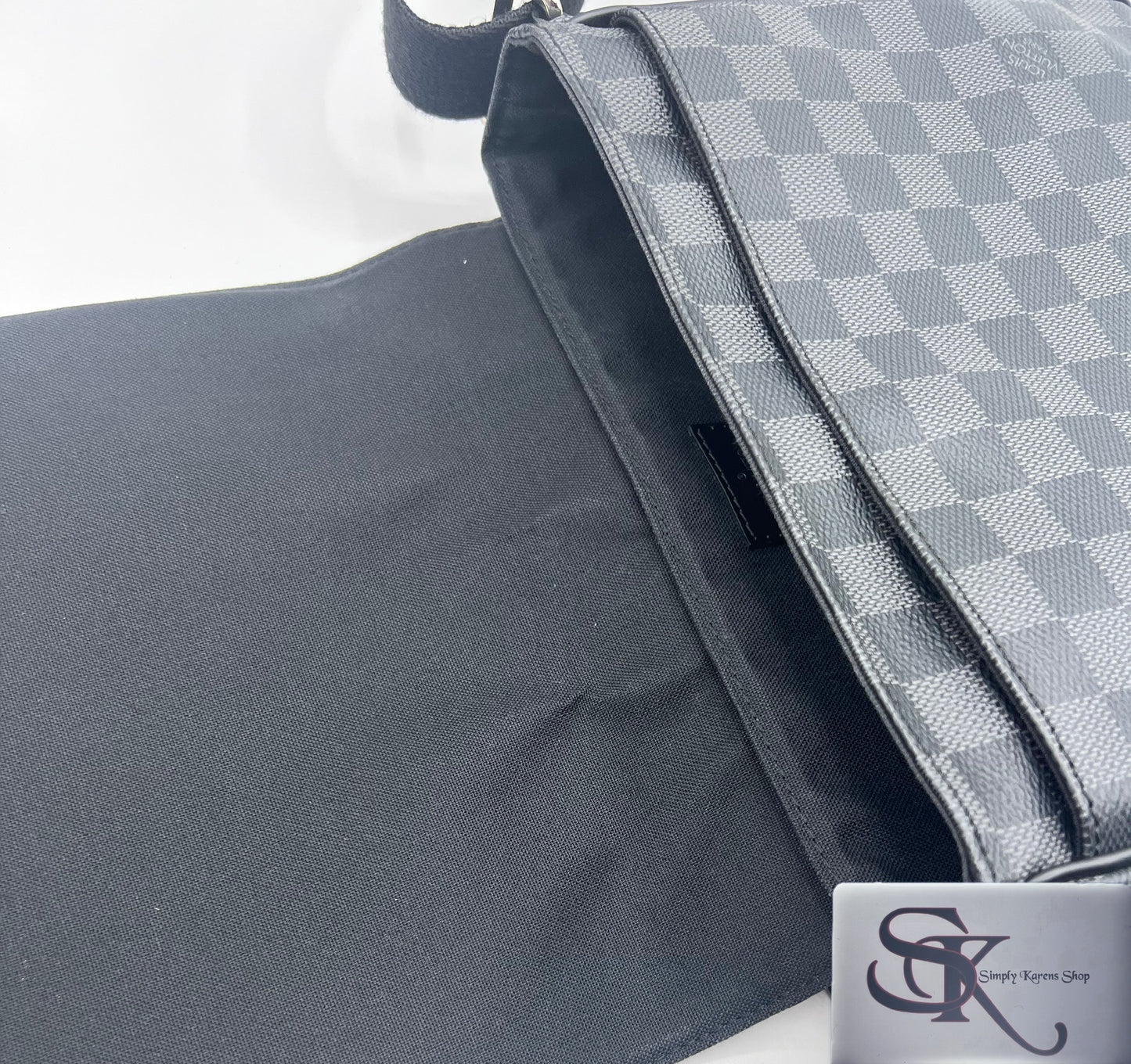 Lv Graphite District Pm size messenger bag   (🇵🇭P68,800)