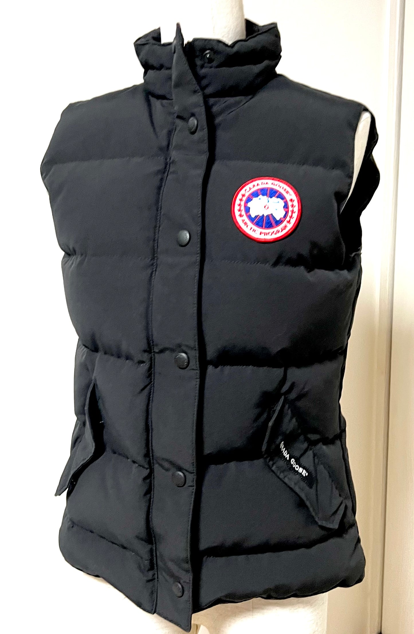 Canada Goose Black Down Vest S~M Size (🇵🇭P23,220)