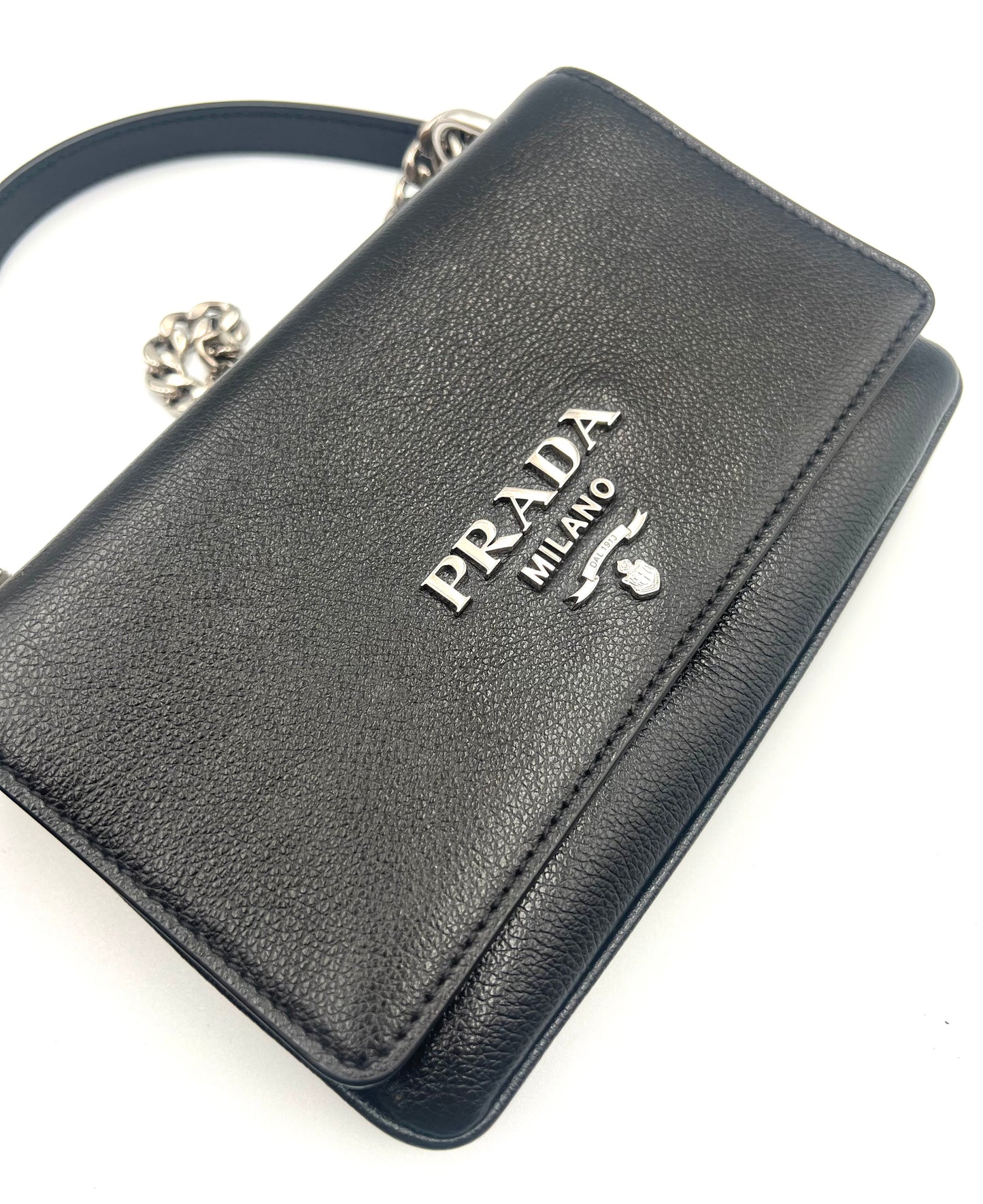 Prada Vitello phenix Flap Black Chain Cross Body Bag             (🇵🇭P59,340)
