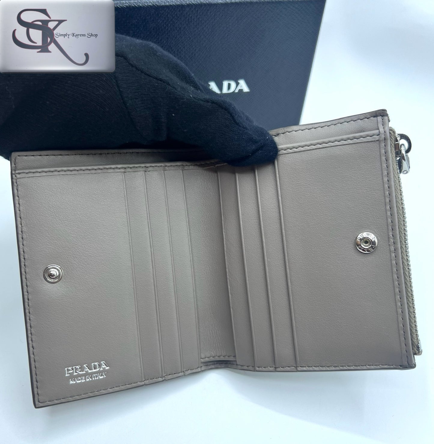 PRADA VITELLO DAINO BIFOLD COMPACT WALLET     🇵🇭P12,800🇵🇭