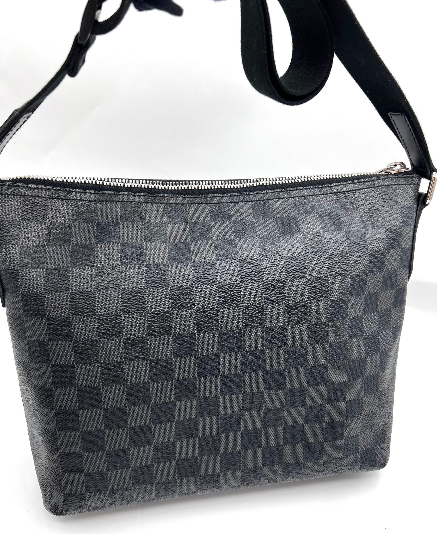 Louis Vuitton mick Graphite Mm Size Cross Body Bag       (🇵🇭P59,340)