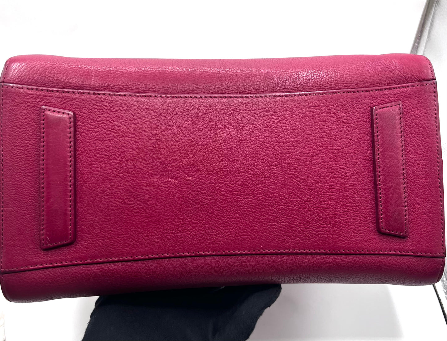 Givenchy Antigona Mm size Goat skin 2 way Bag                (P🇵🇭38,270)