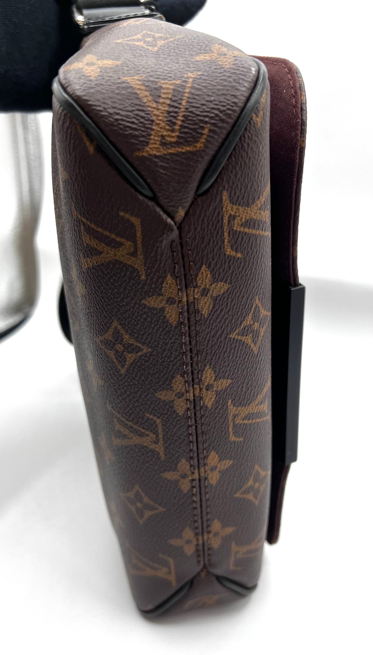 Louis Vuitton Monogram Macassar District Pm size messenger bag  (🇵🇭P62,350)
