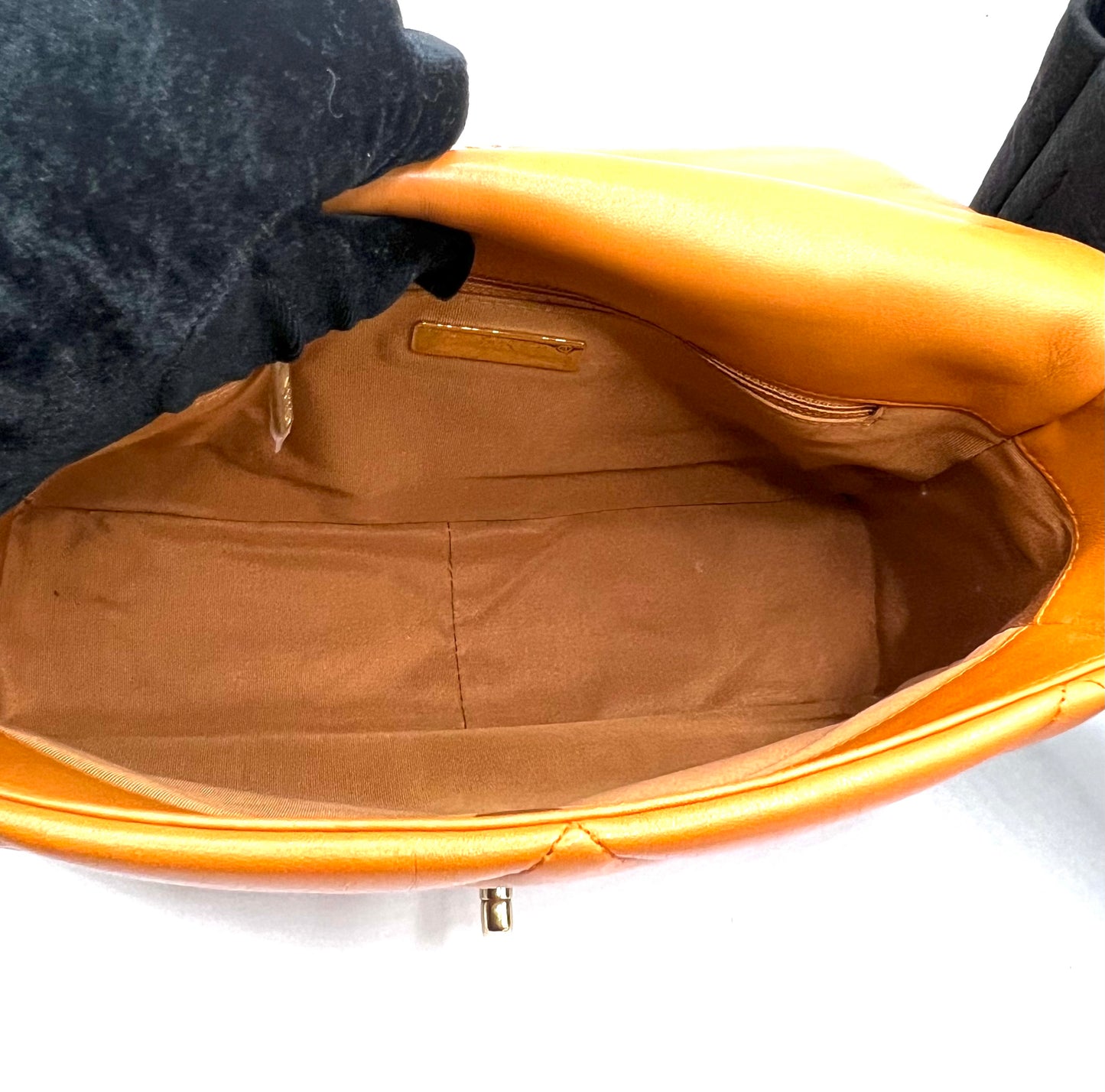 Chanel 19 Lambskin Camel Tone Mm Size IC chip 2 way Crossbody bag (🇵🇭P344,000)