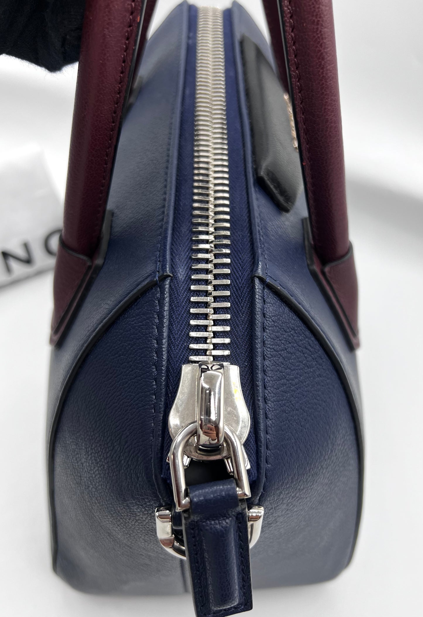 Givenchy Small Antigona Tricolor Goat Skin 2 way Bag   (🇵🇭P46,440)