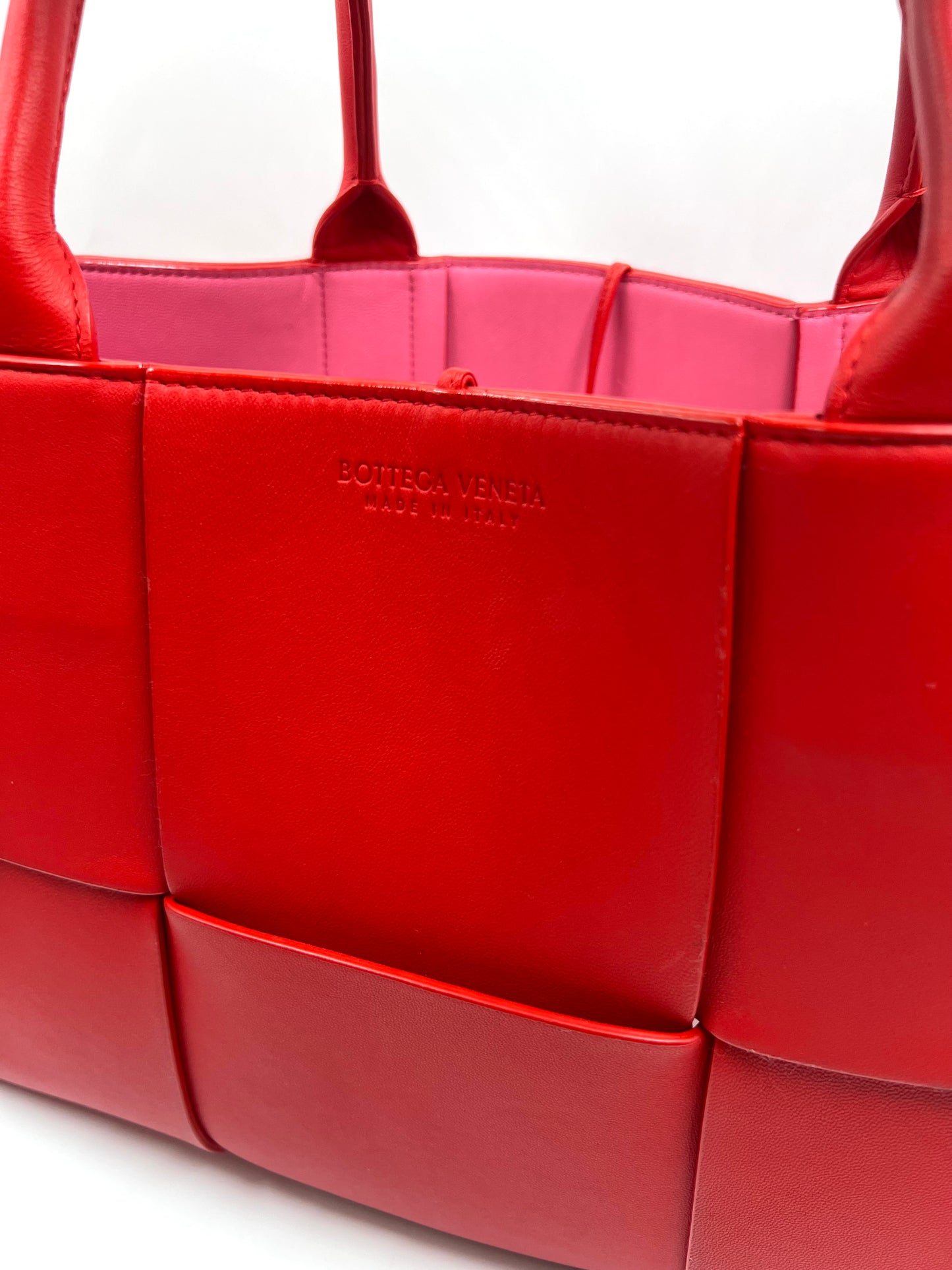 Bottega Veneta Arco Intercciato Leather Tote Bag with Pouch MM size                (🇵🇭P76,550)