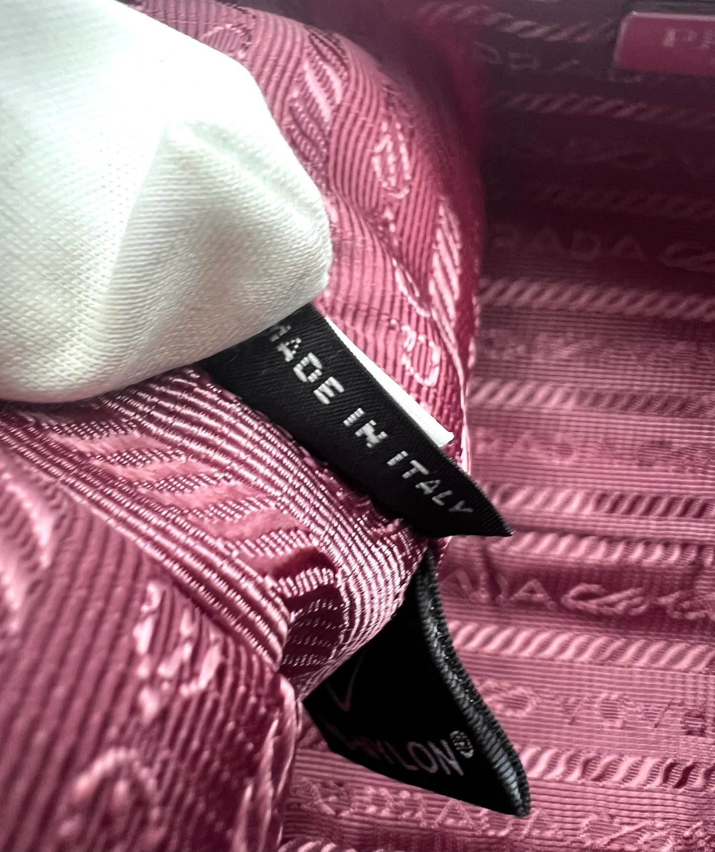 Prada Tessuto Nylon Sakura Pink Re-Edition 2005 Crossbody Bag (🇵🇭P72,240)