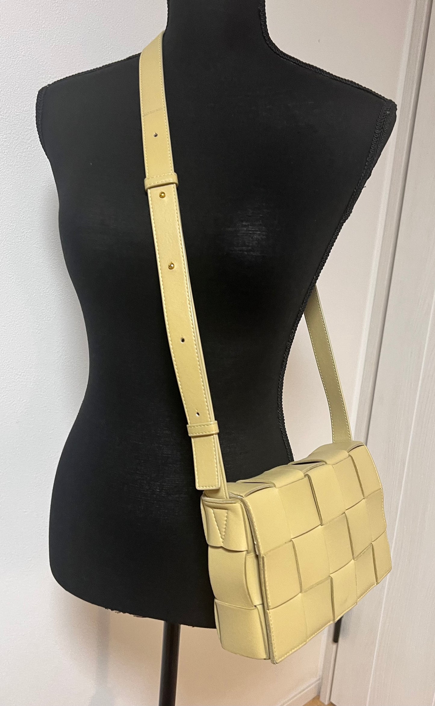 Bottega Venetta Cassette leather crossbody bag Mm size   (🇵🇭P59,340)
