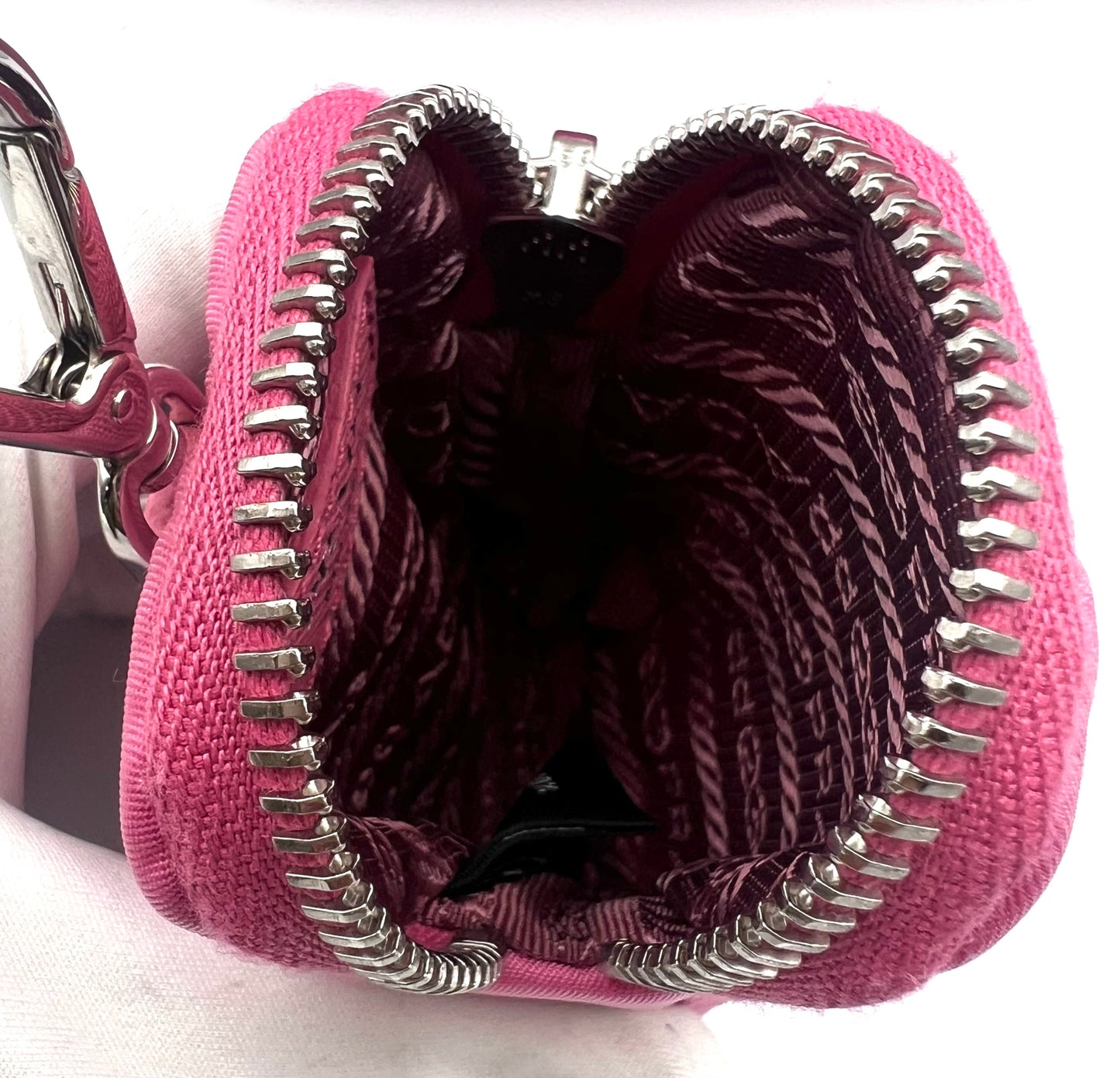 Prada Tessuto Nylon Sakura Pink Re-Edition 2005 Crossbody Bag (🇵🇭P72,240)