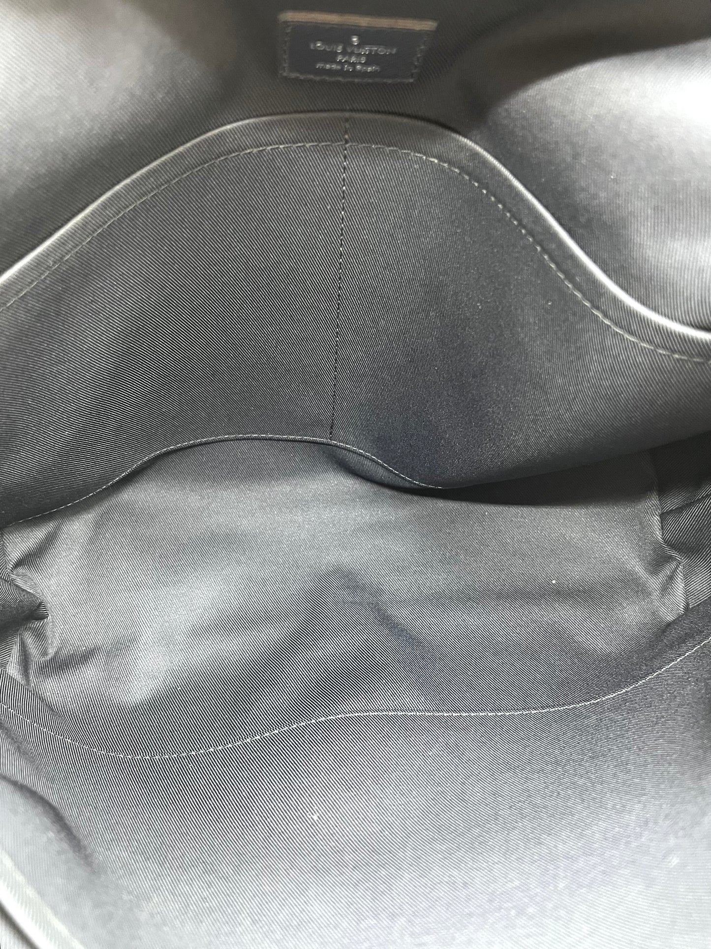 Louis Vuitton Azur Match Point Messenger Crossbody Bag     (🇵🇭P59,340)