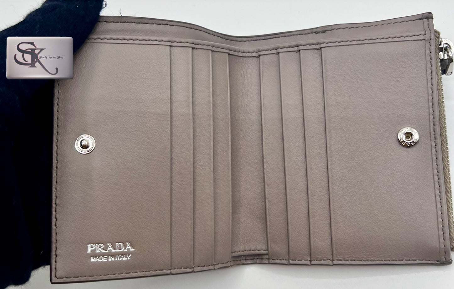 PRADA VITELLO DAINO BIFOLD COMPACT WALLET     🇵🇭P12,800🇵🇭