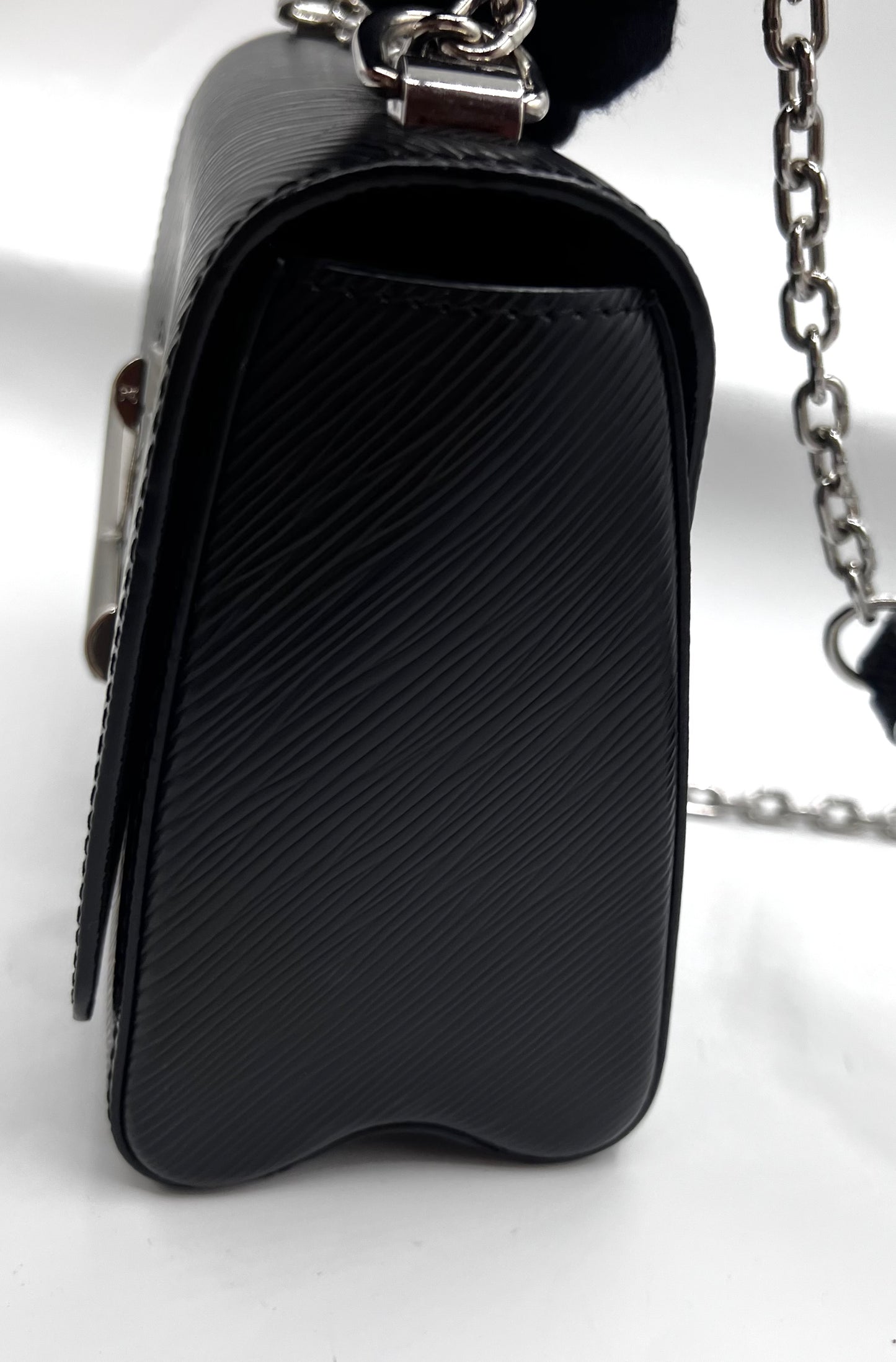 Louis Vuitton Black Epi Twist Flap Chain Shoulder Bag Mm size (🇵🇭P107,500)