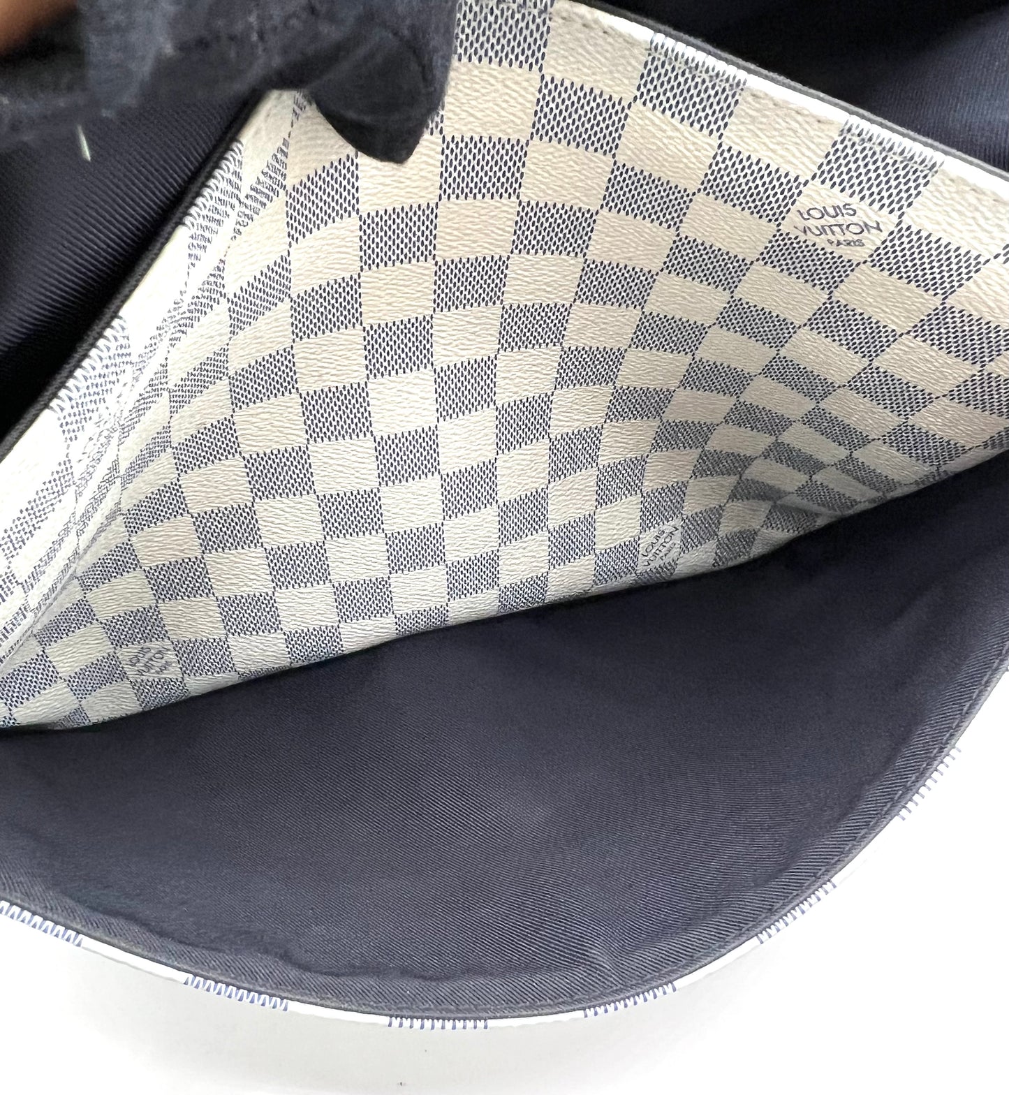 Louis Vuitton Azur Match Point Messenger Crossbody Bag     (🇵🇭P59,340)