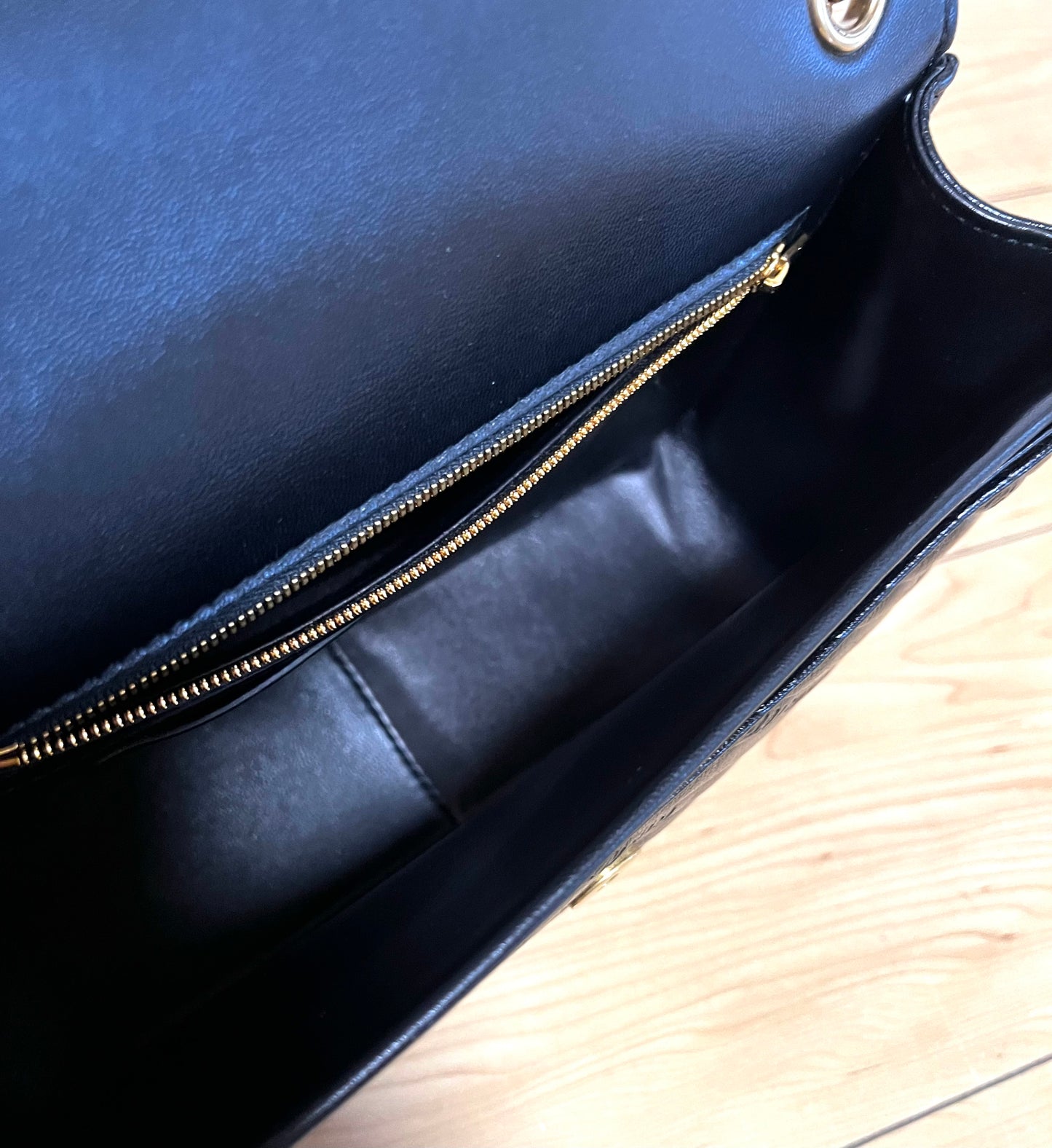 Balenciaga BB Black Leather Chain Shoulder Bag MM size   (🇵🇭P59,340)