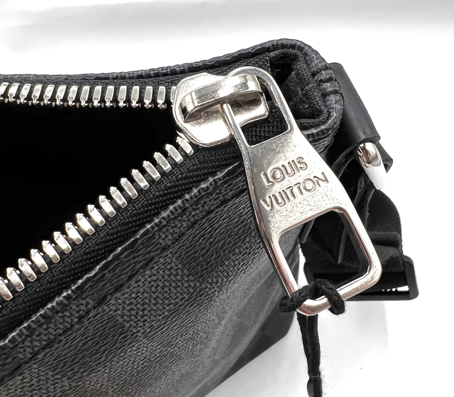 Louis Vuitton mick Graphite Mm Size Cross Body Bag       (🇵🇭P59,340)