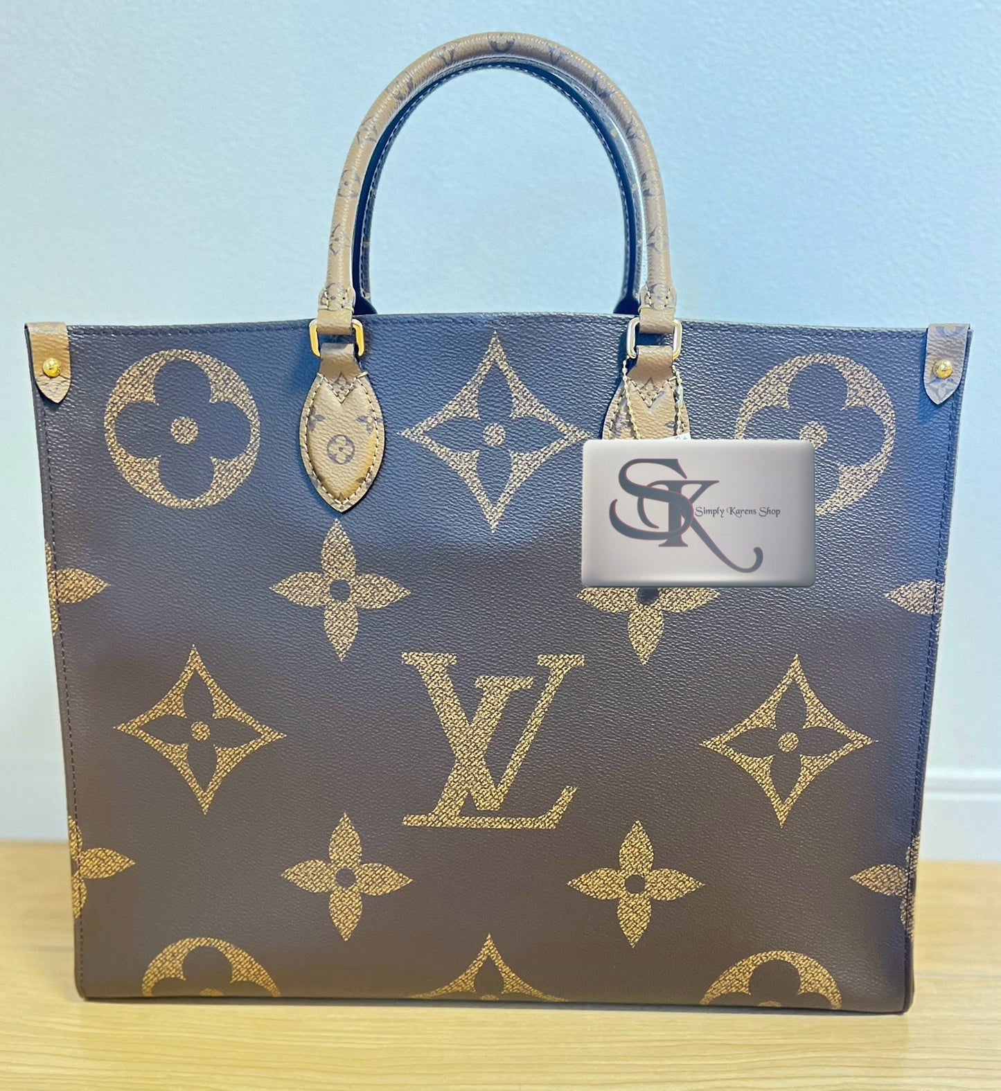 Lv on the go Reverse Gm size