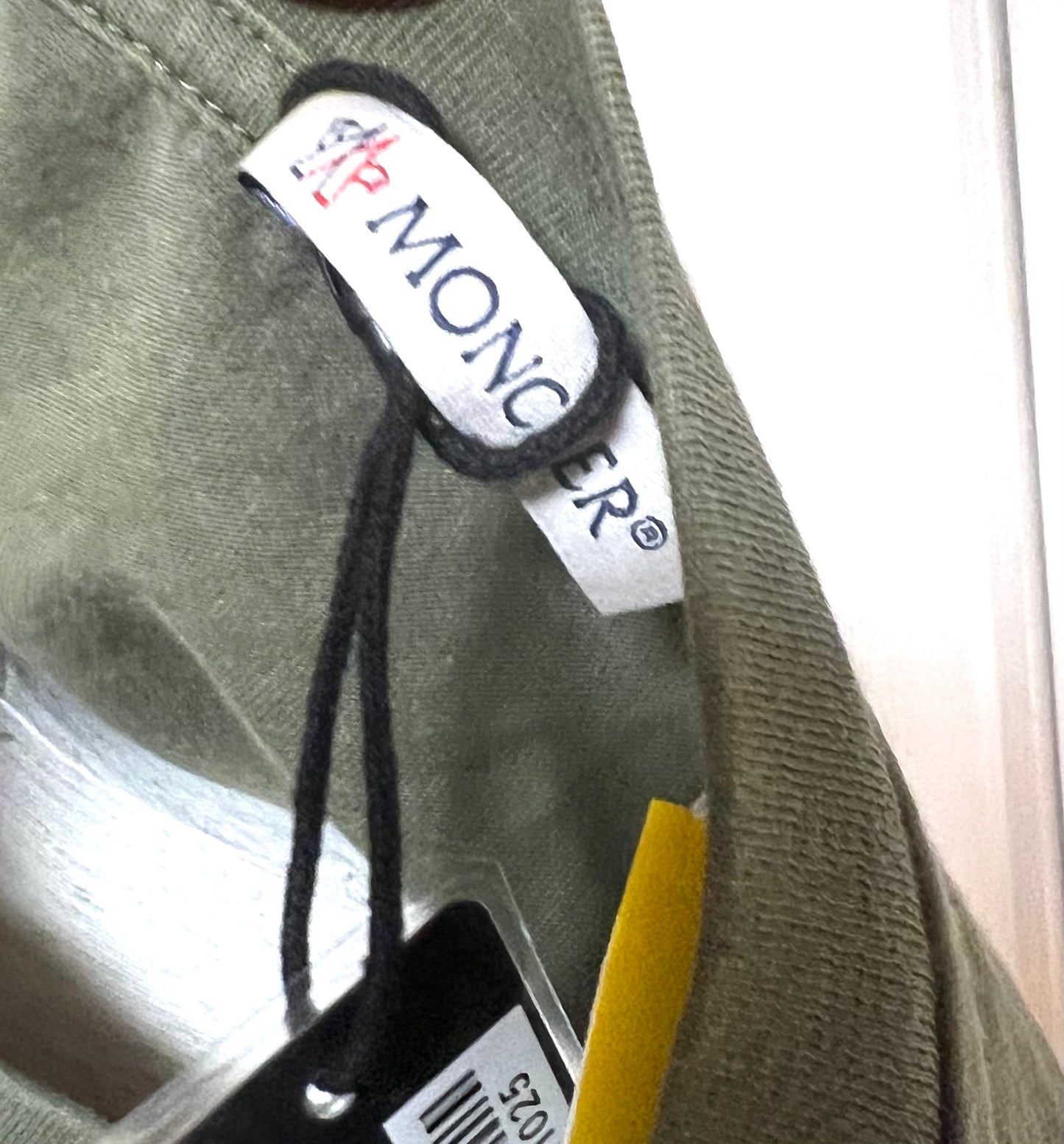Moncler Olive graphic Tshirt L size  (🇵🇭P7,740)