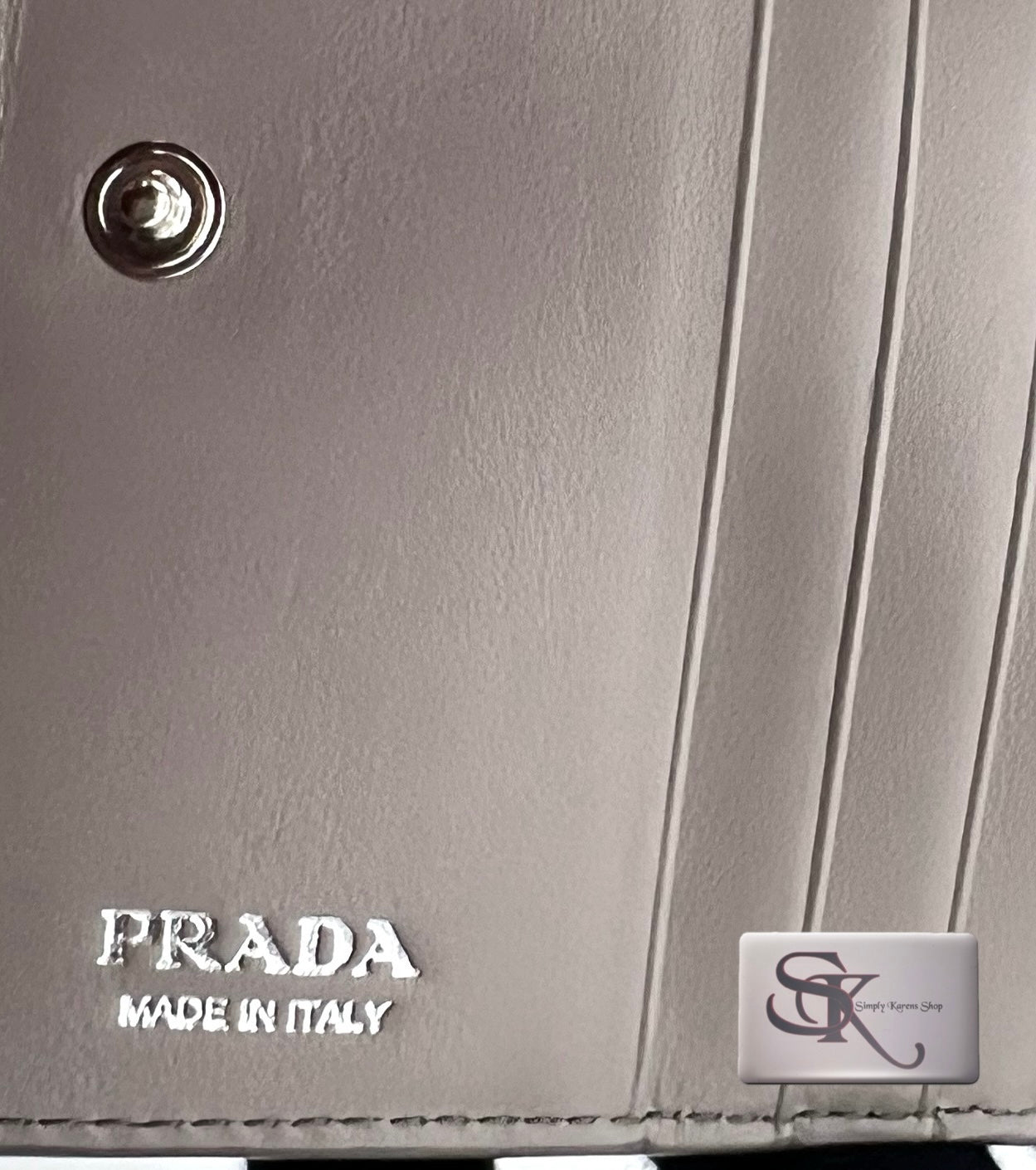 PRADA VITELLO DAINO BIFOLD COMPACT WALLET     🇵🇭P12,800🇵🇭