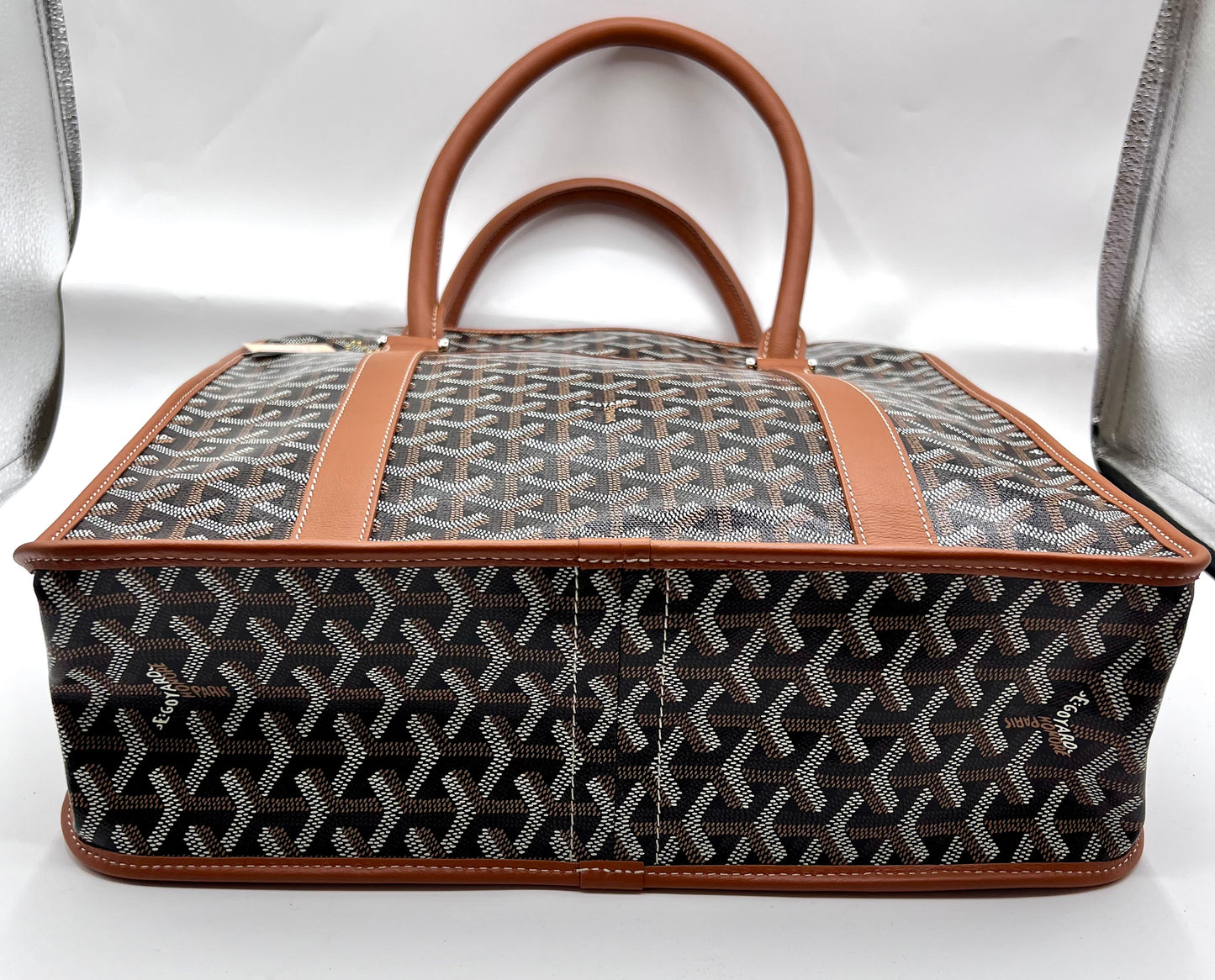 Goyard Bourgogne Tan Vertical Tote (🇵🇭P154,809)