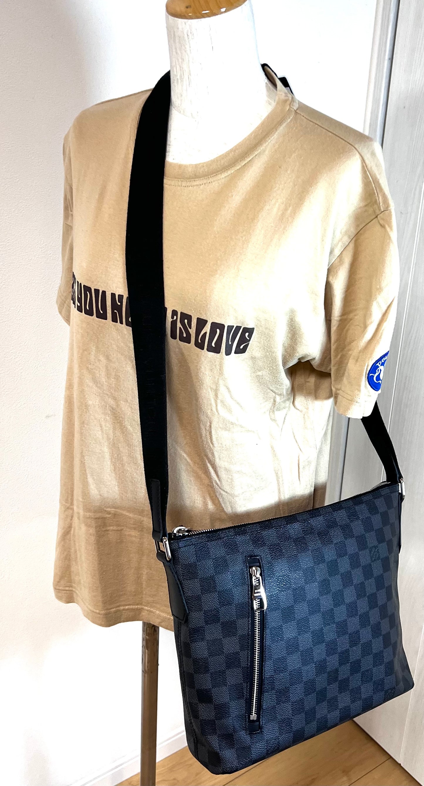 Louis Vuitton mick Graphite Mm Size Cross Body Bag       (🇵🇭P59,340)