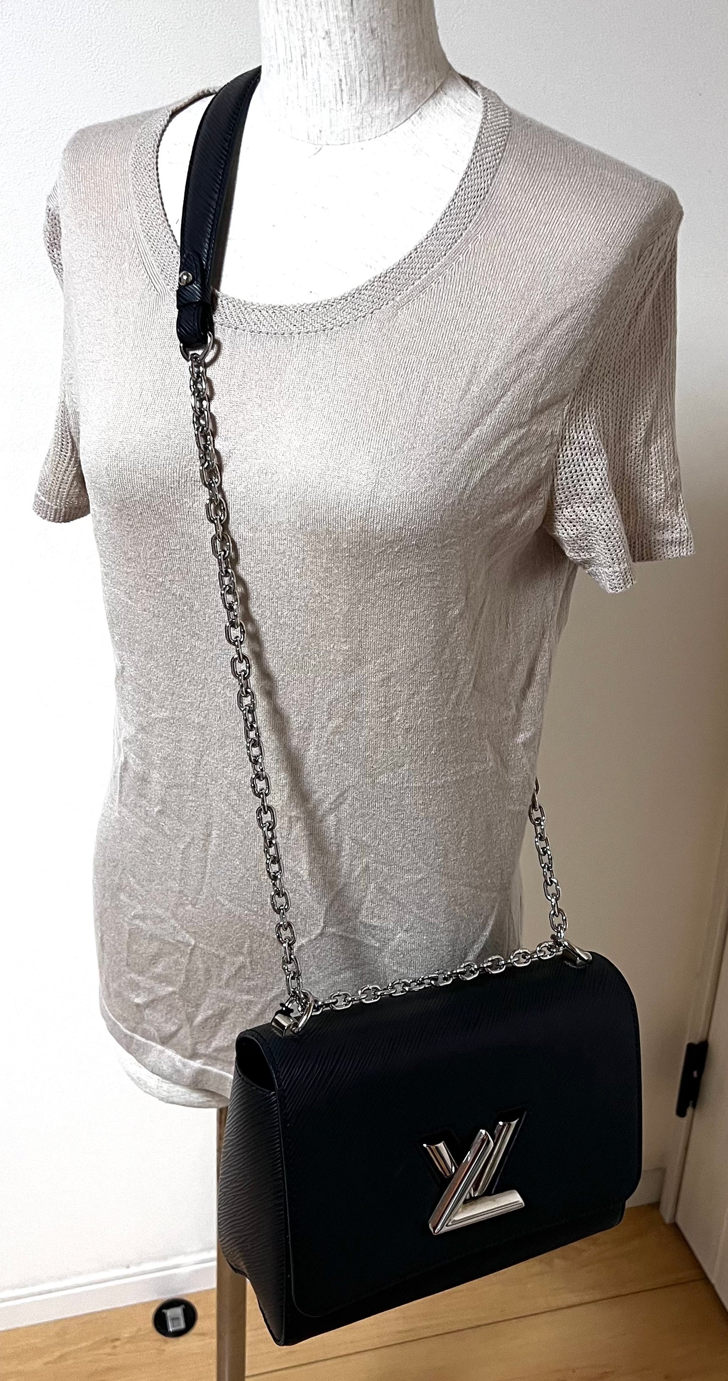 Louis Vuiiton Twist Black Epi MM Size Flap Chain Bag         (🇵🇭P103,200)