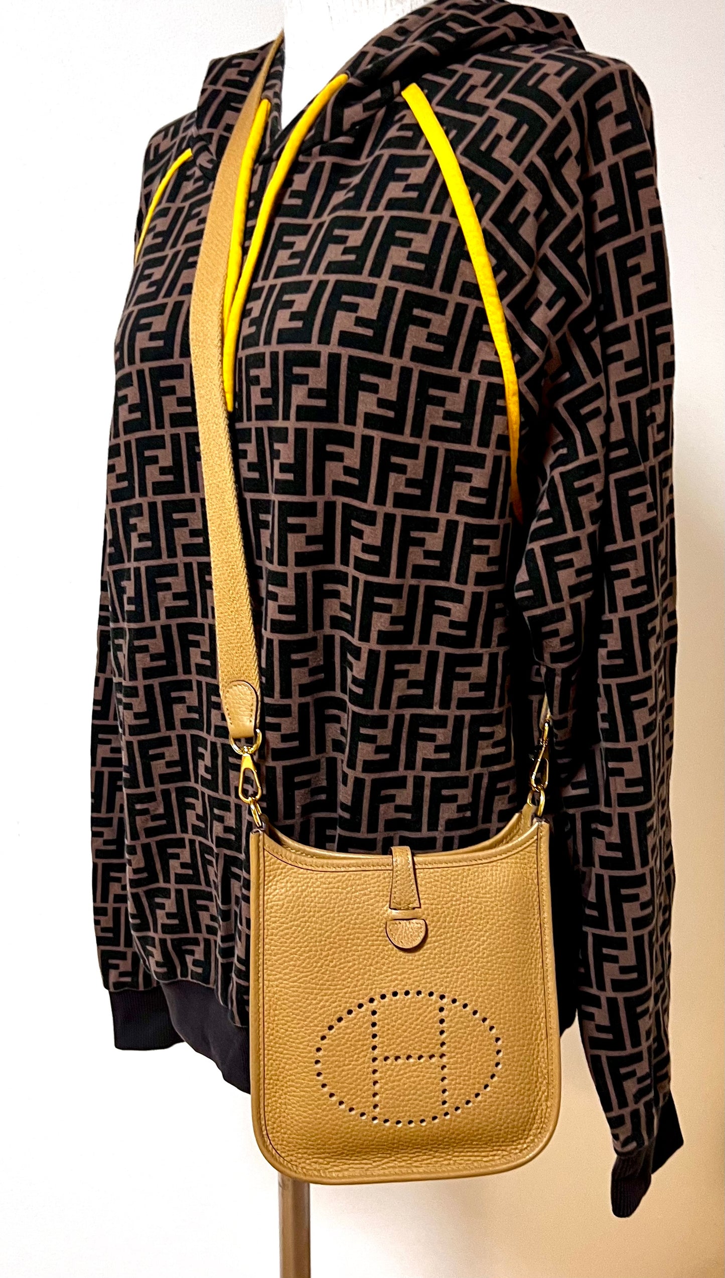Hermes Evelyn TPM 4B Bisciut GHW Stamp Z 2021                (🇵🇭P150,500)
