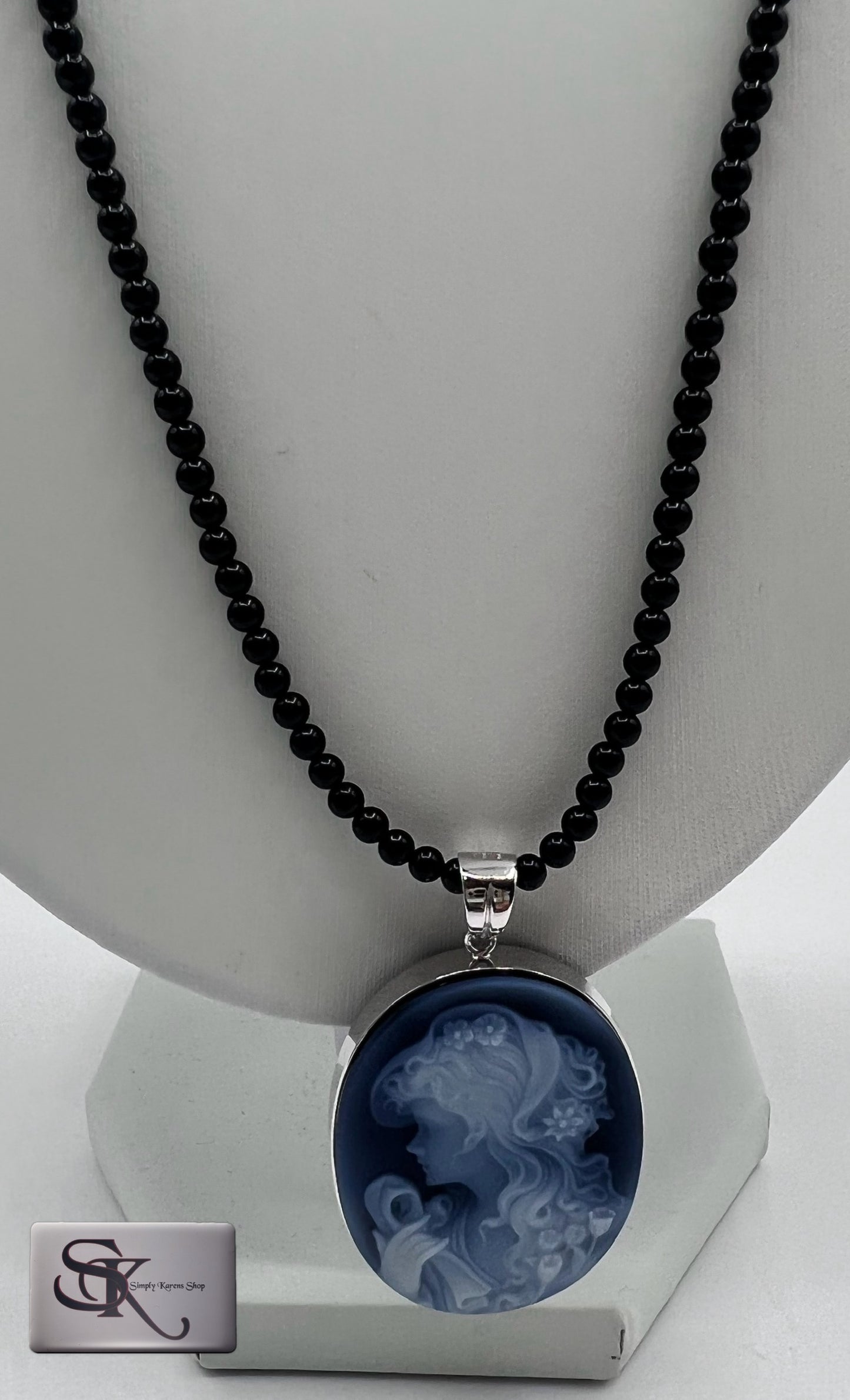 K18 WG ONYX NECKLACE w/ AGATE CAMEO and MALACHITE PENDANT 62cm  24.6 grams