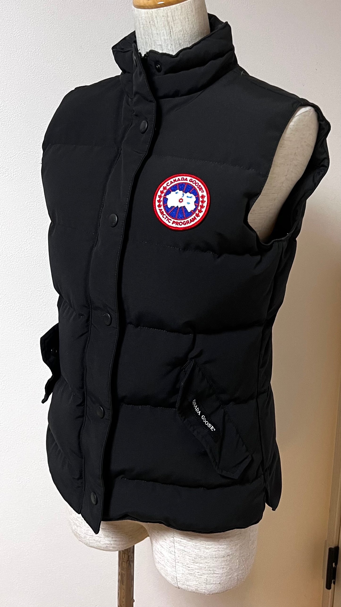 Canada Goose Black Down Vest S~M Size (🇵🇭P24,940)
