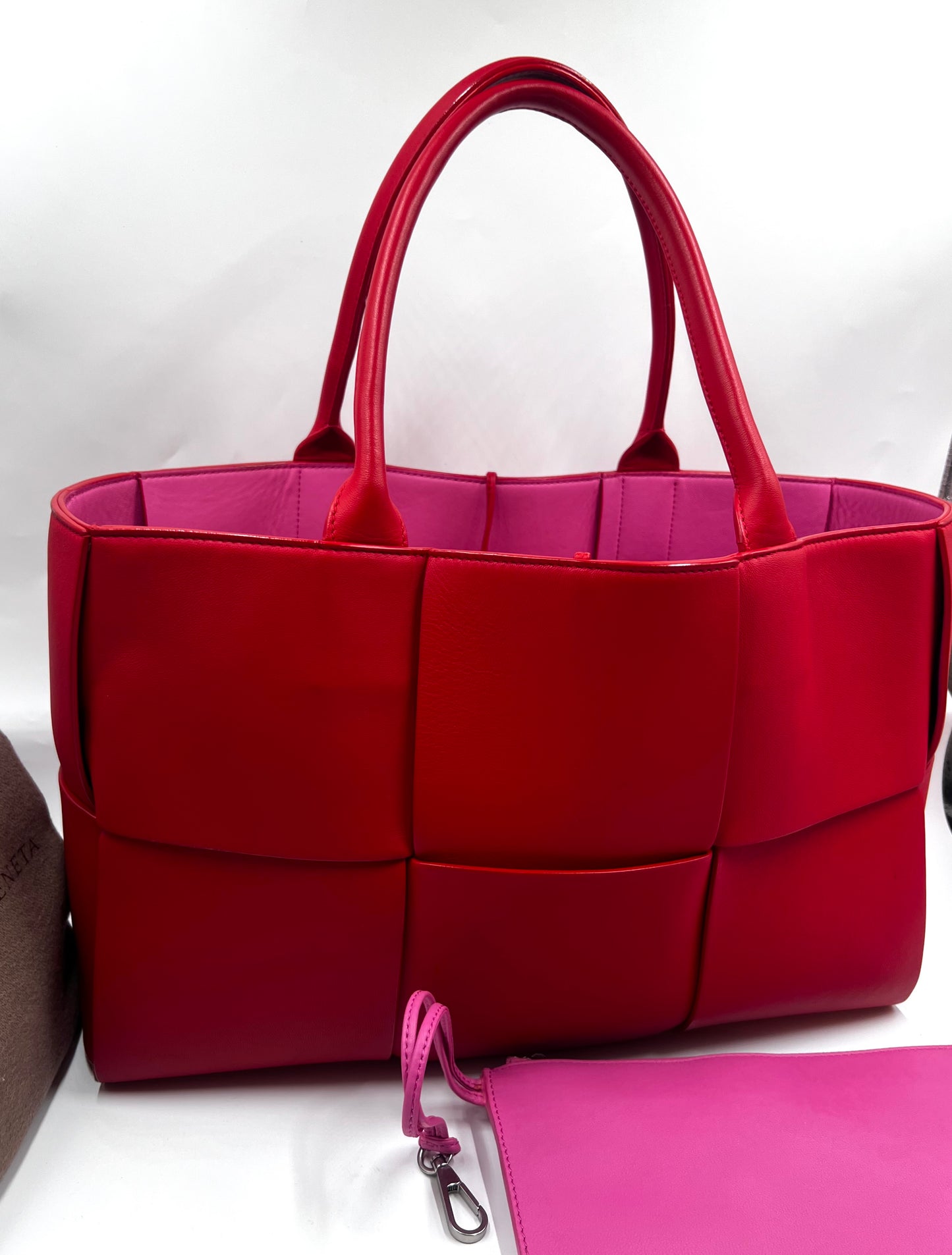 Bottega Veneta Arco Intercciato Leather Tote Bag with Pouch MM size                (🇵🇭P76,550)