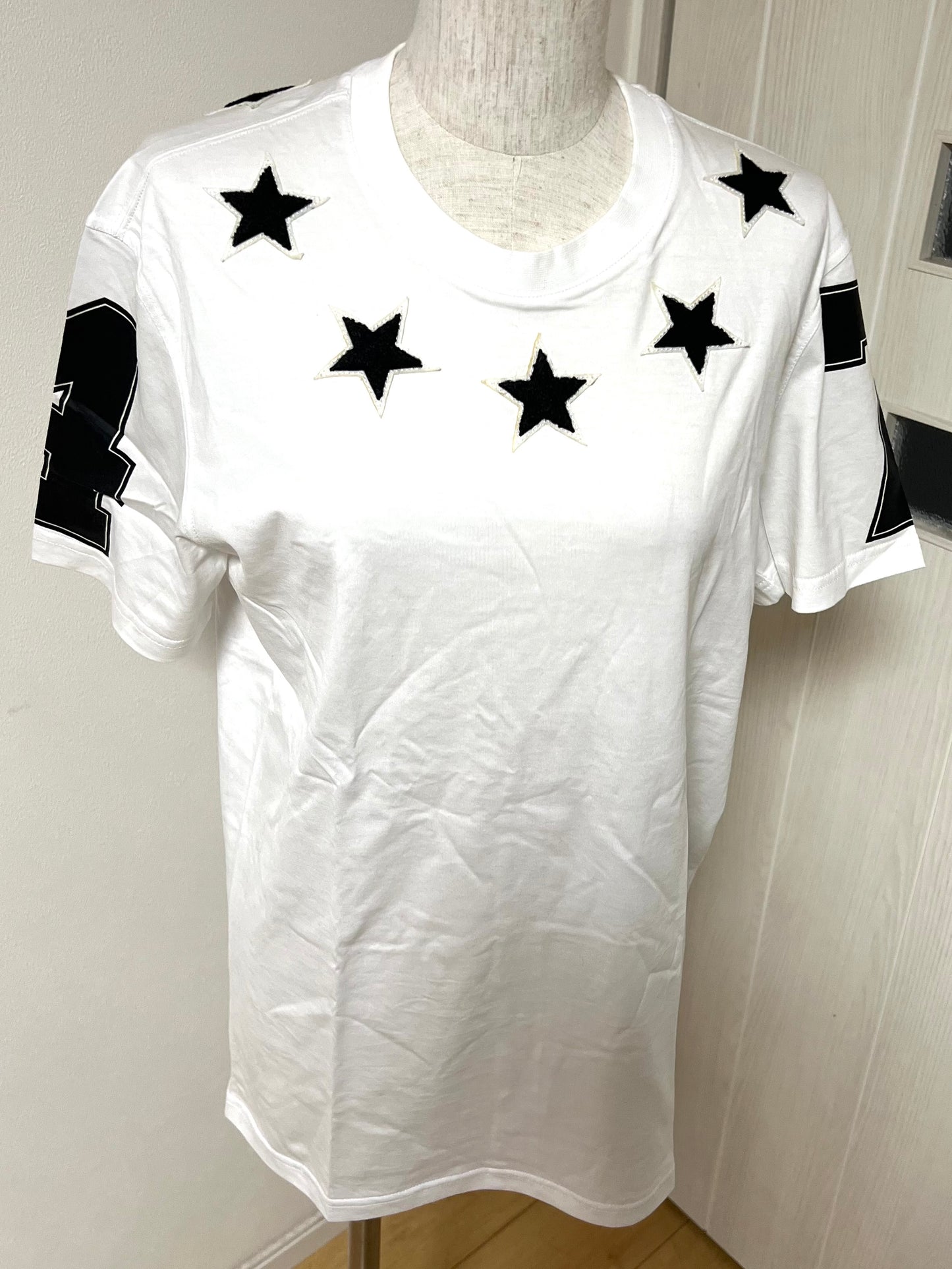 Givenchy White Tshirt with Star Motif M size Ladies (🇵🇭P6,880)