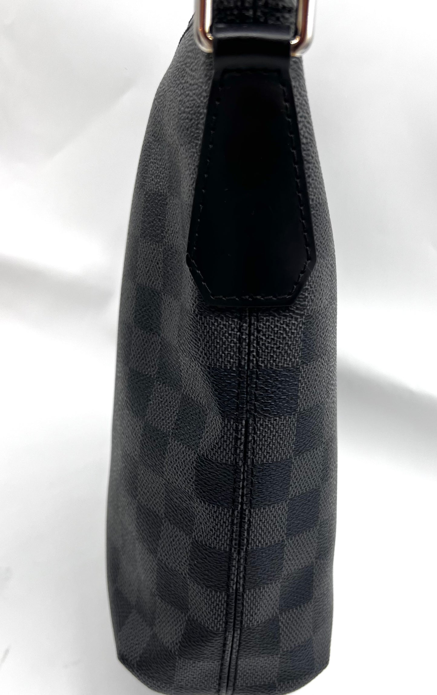 Louis Vuitton mick Graphite Mm Size Cross Body Bag       (🇵🇭P59,340)