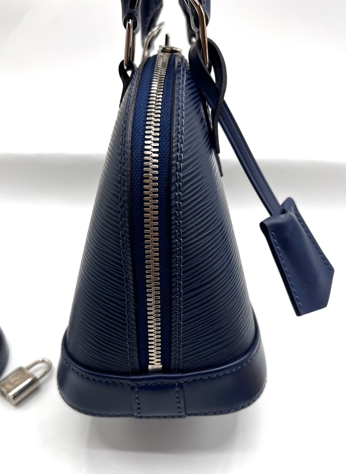 Louis Vuitton Epi  Navy Blue Alma BB 2 way bag                  (🇵🇭P68,800)