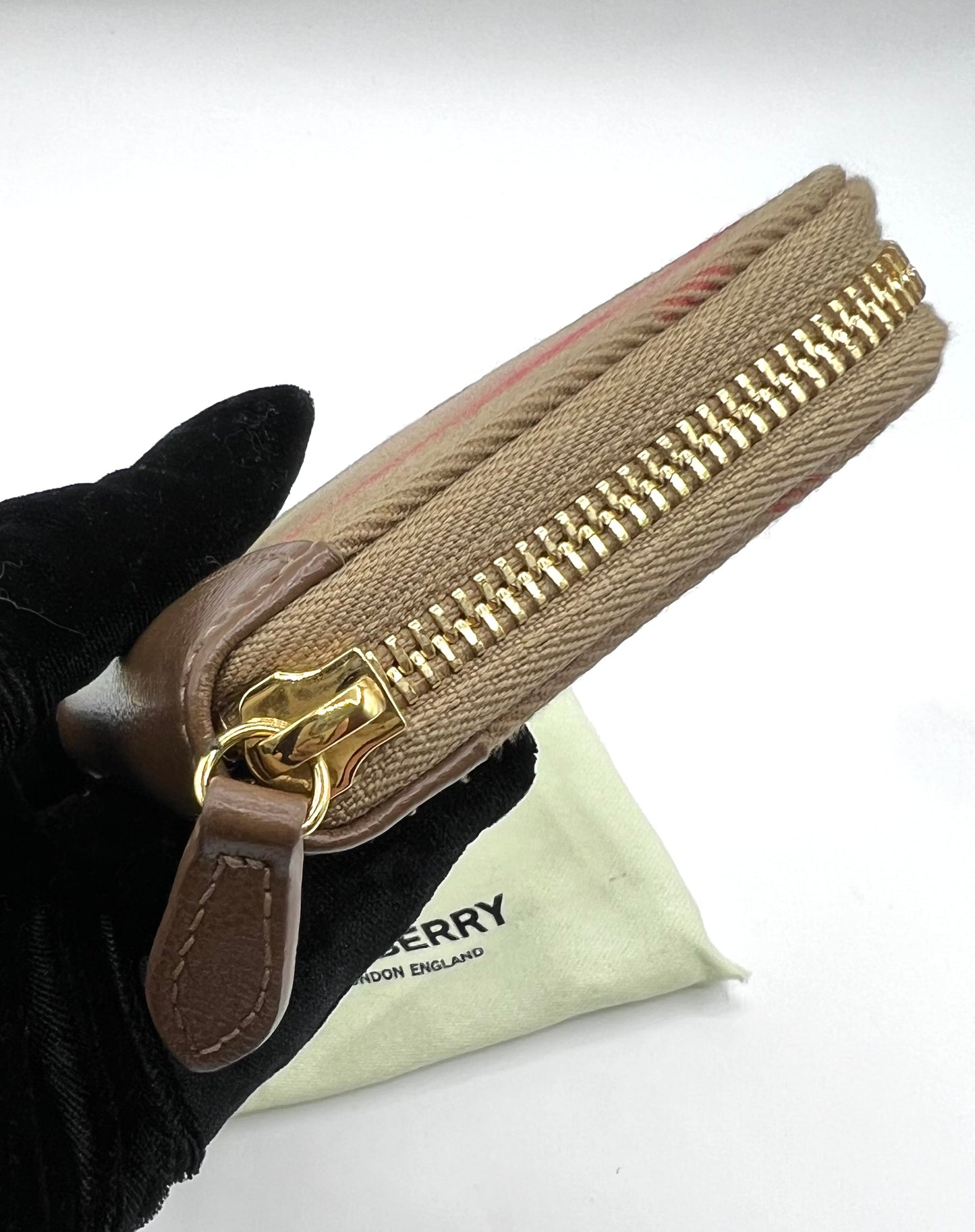 Burberry Canvas Leather Zip Around Card case  (🇵🇭P10,320)