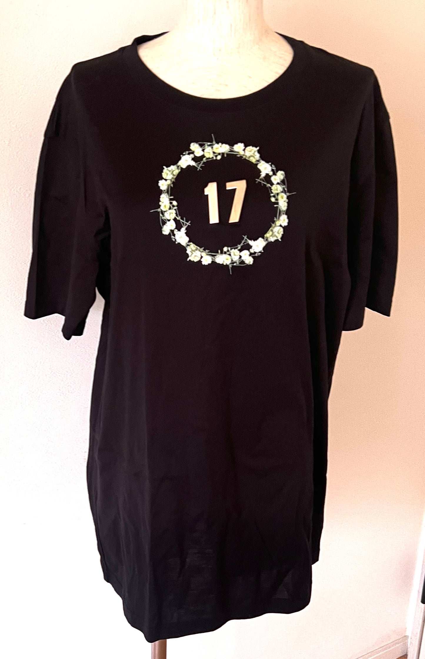 Givenchy Black Tshirt with floral wreath L size (🇵🇭P5,160)