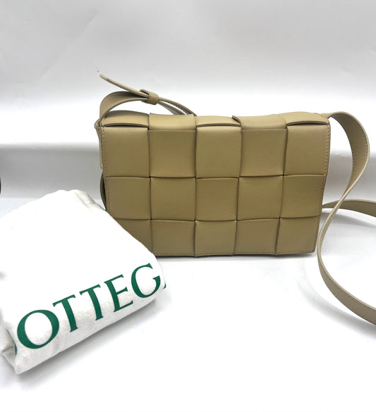 Bottega Venetta Cassette leather crossbody bag Mm size   (🇵🇭P59,340)