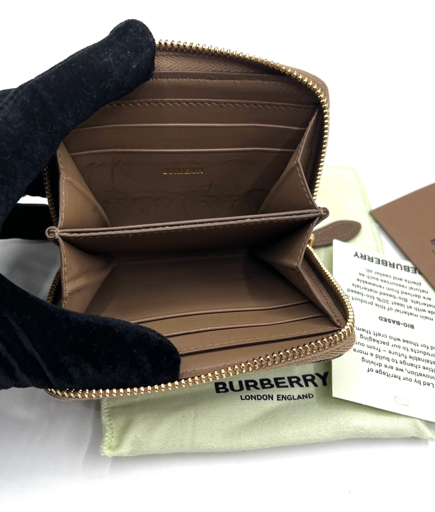 Burberry Canvas Leather Zip Around Card case  (🇵🇭P10,320)
