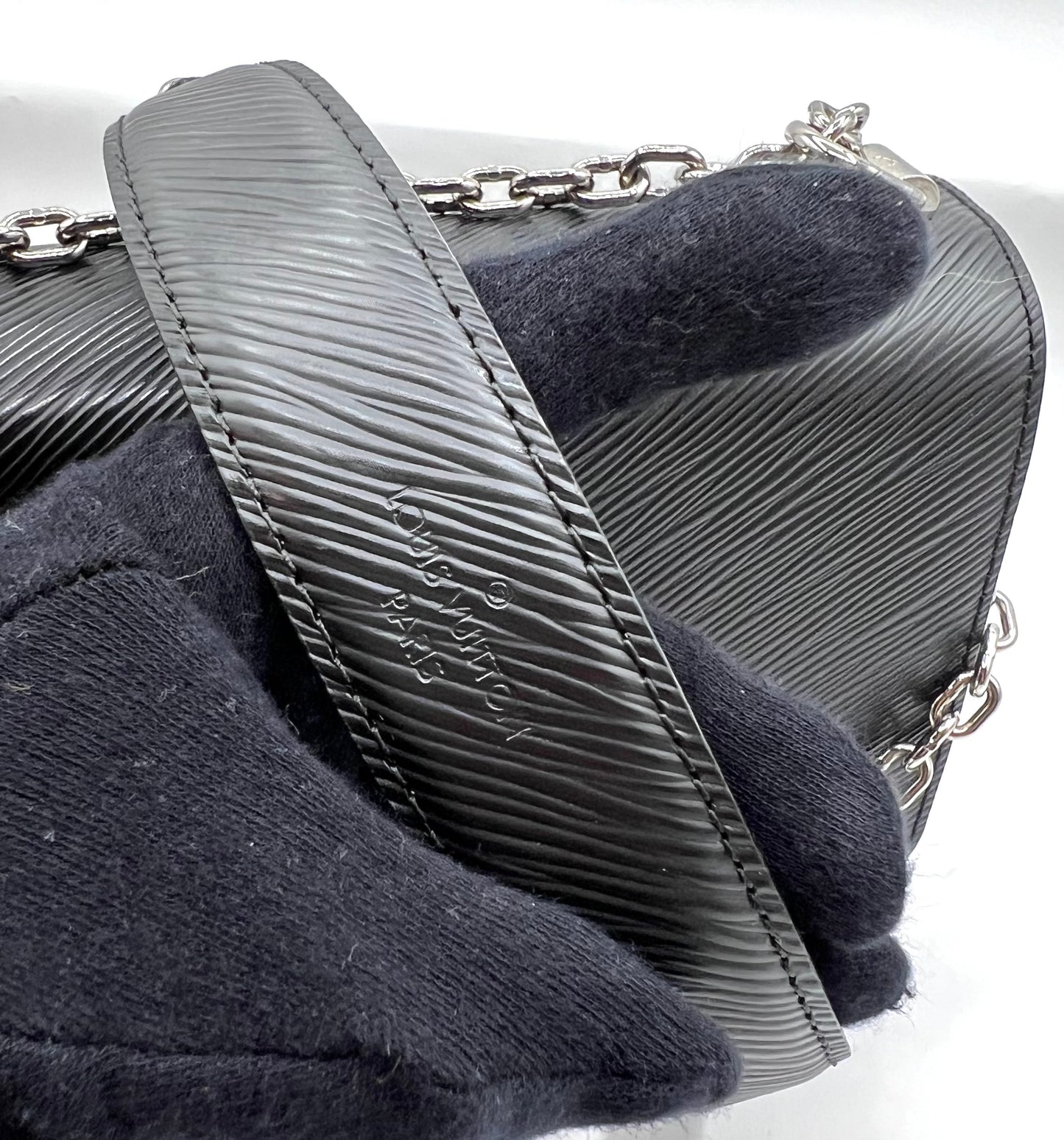 Louis Vuitton Black Epi Twist Flap Chain Shoulder Bag Mm size (🇵🇭P107,500)