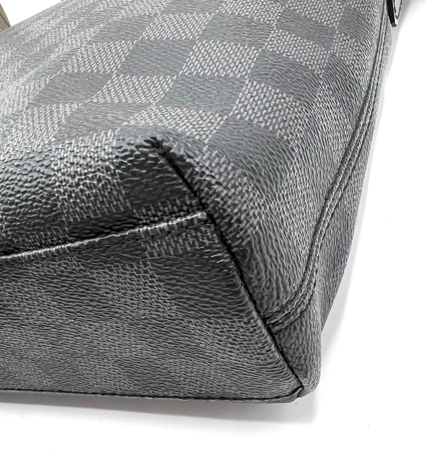 Louis Vuitton mick Graphite Mm Size Cross Body Bag       (🇵🇭P59,340)